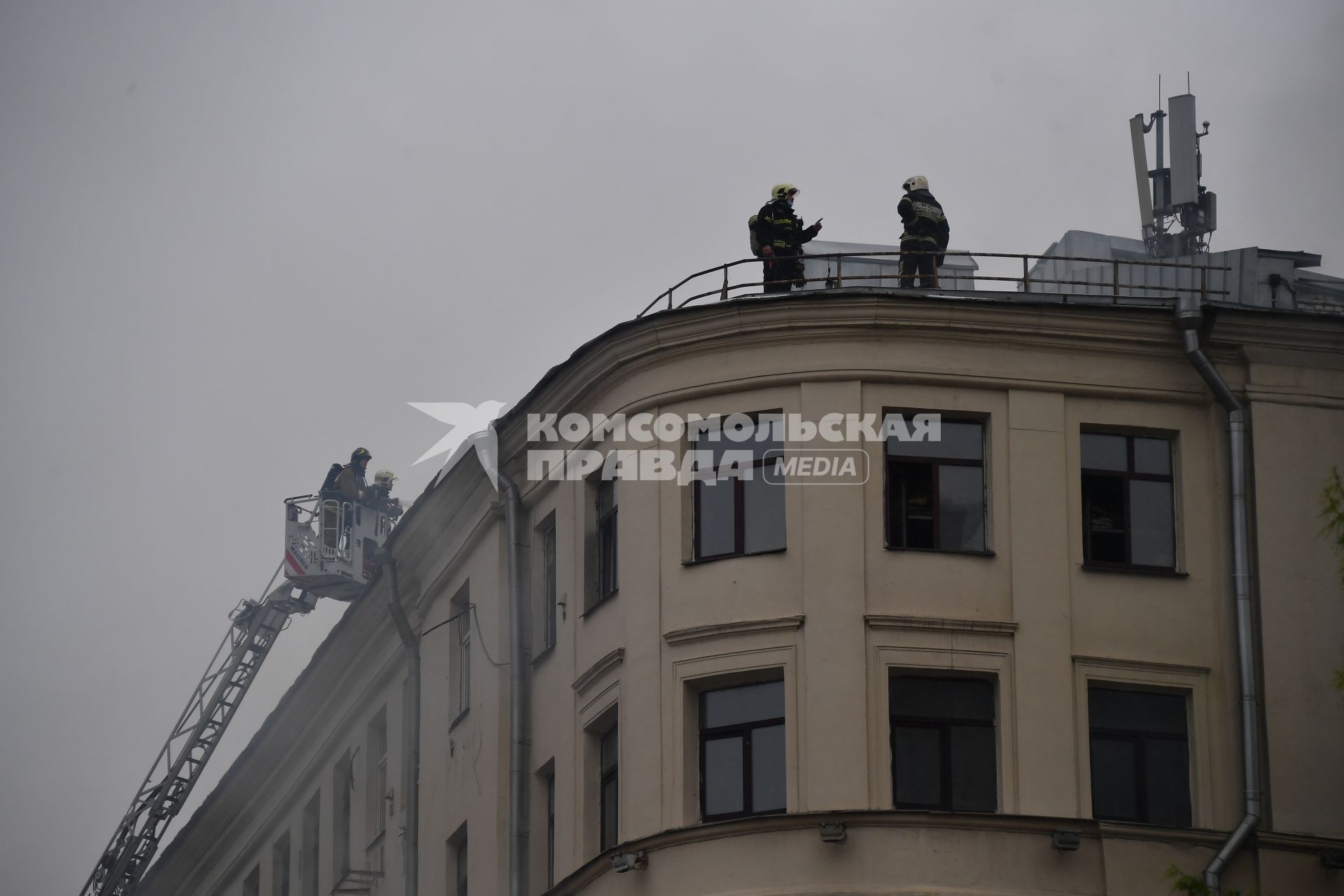 Москва. Пожарные тушат  горящее здание на Тверской улице, находящееся  на реконструкции.