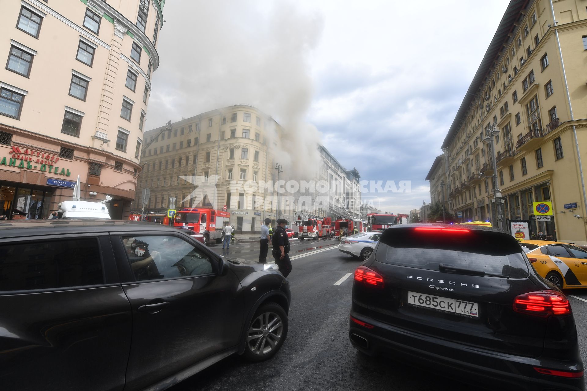 Москва. Пожарные тушат  горящее здание на Тверской улице, находящееся  на реконструкции.