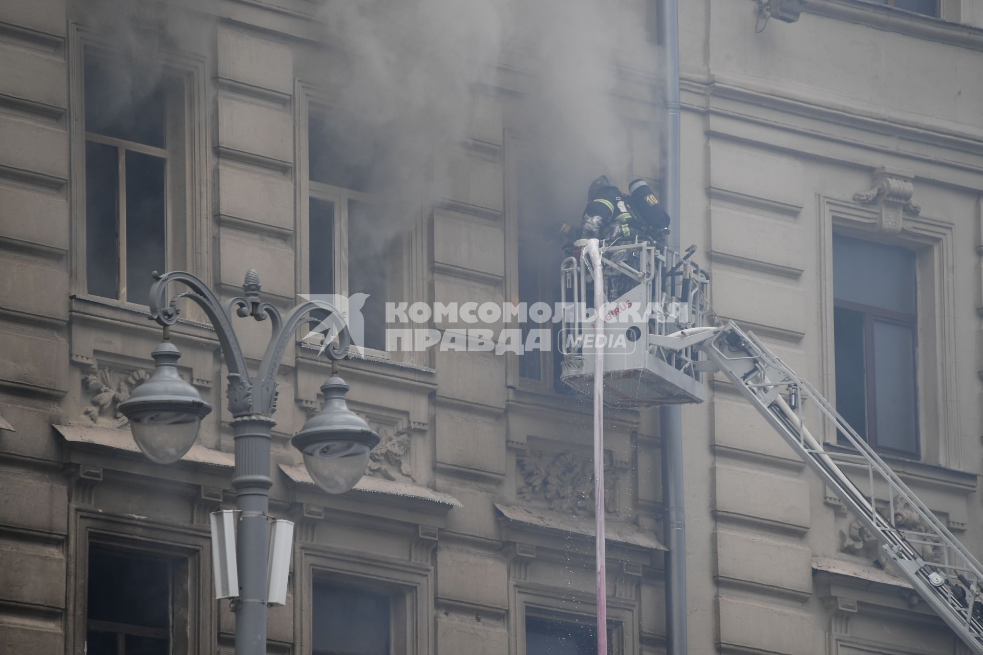 Москва. Пожарные тушат  горящее здание на Тверской улице, находящееся  на реконструкции.