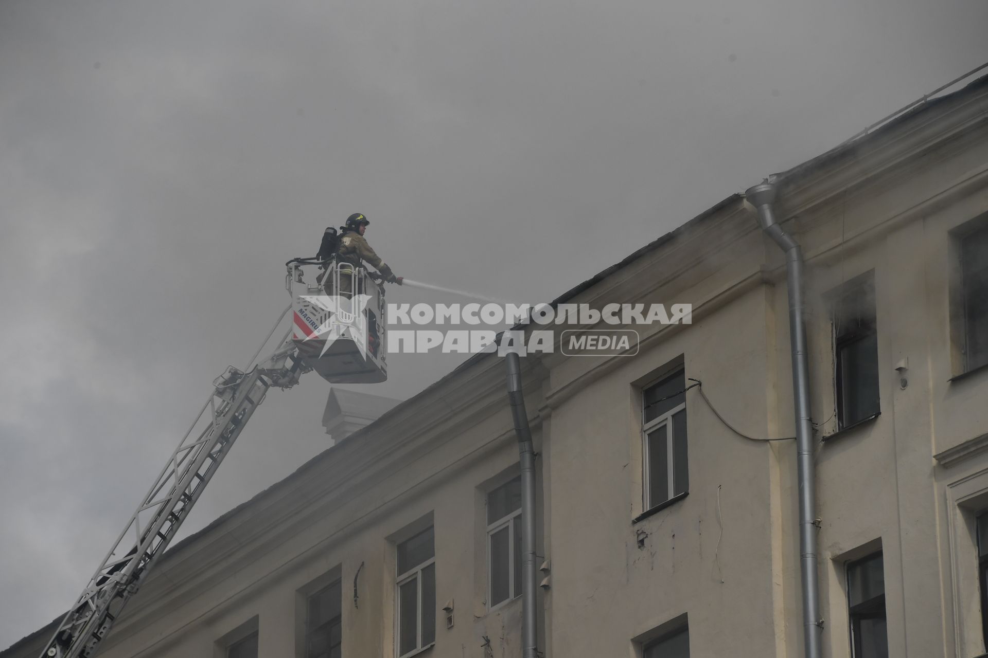 Москва. Пожарные тушат  горящее здание на Тверской улице, находящееся  на реконструкции.