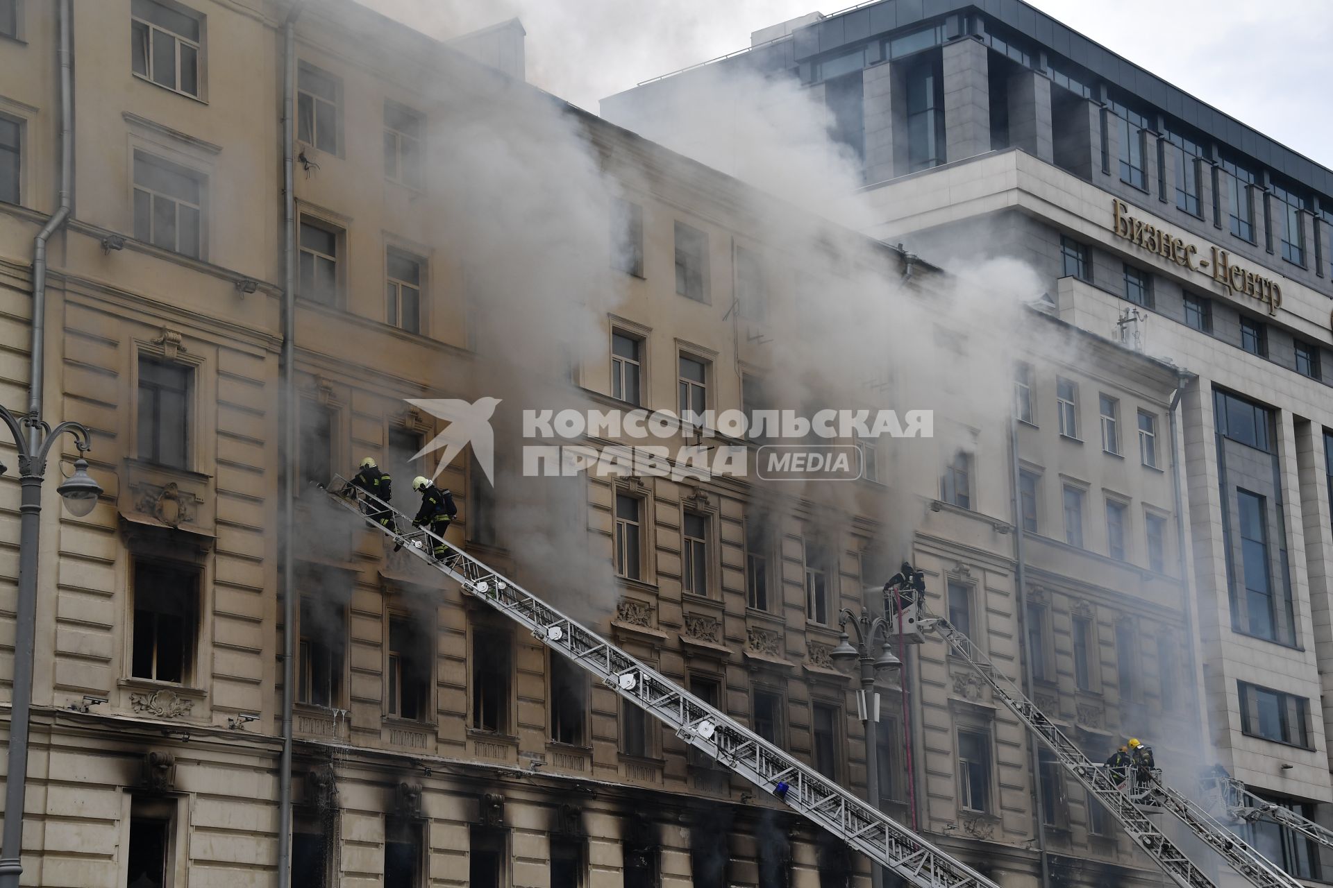 Москва. Пожарные тушат  горящее здание на Тверской улице, находящееся  на реконструкции.