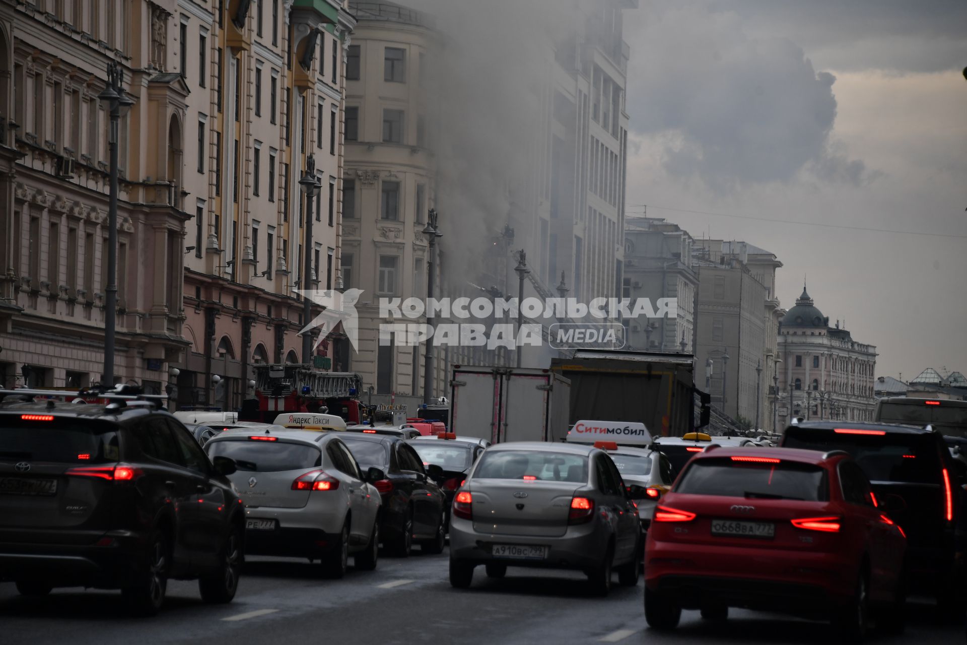 Москва. Пожар в здании на Тверской улице, находящееся  на реконструкции.