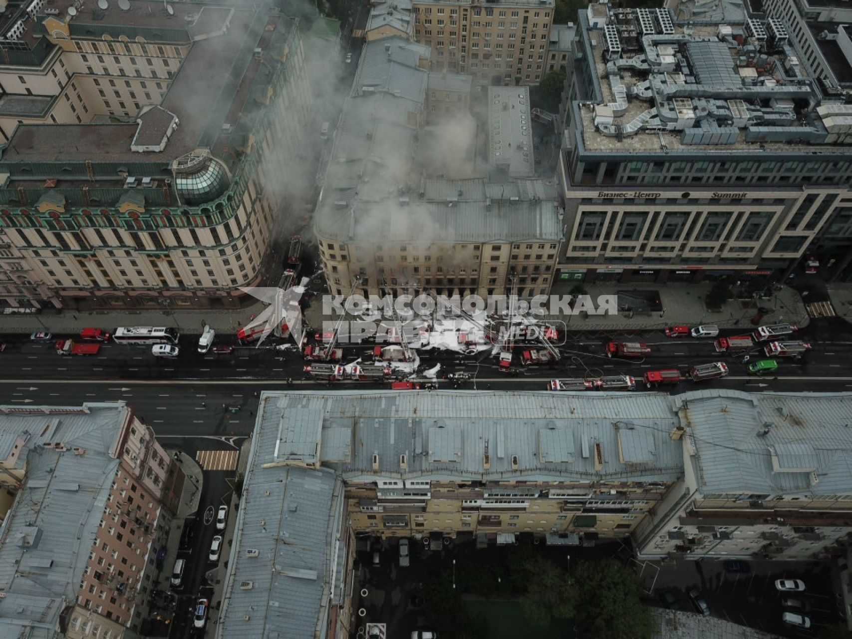 Москва. Вид сверху на горящее здание на Тверской улице, находящееся на реконструкции.