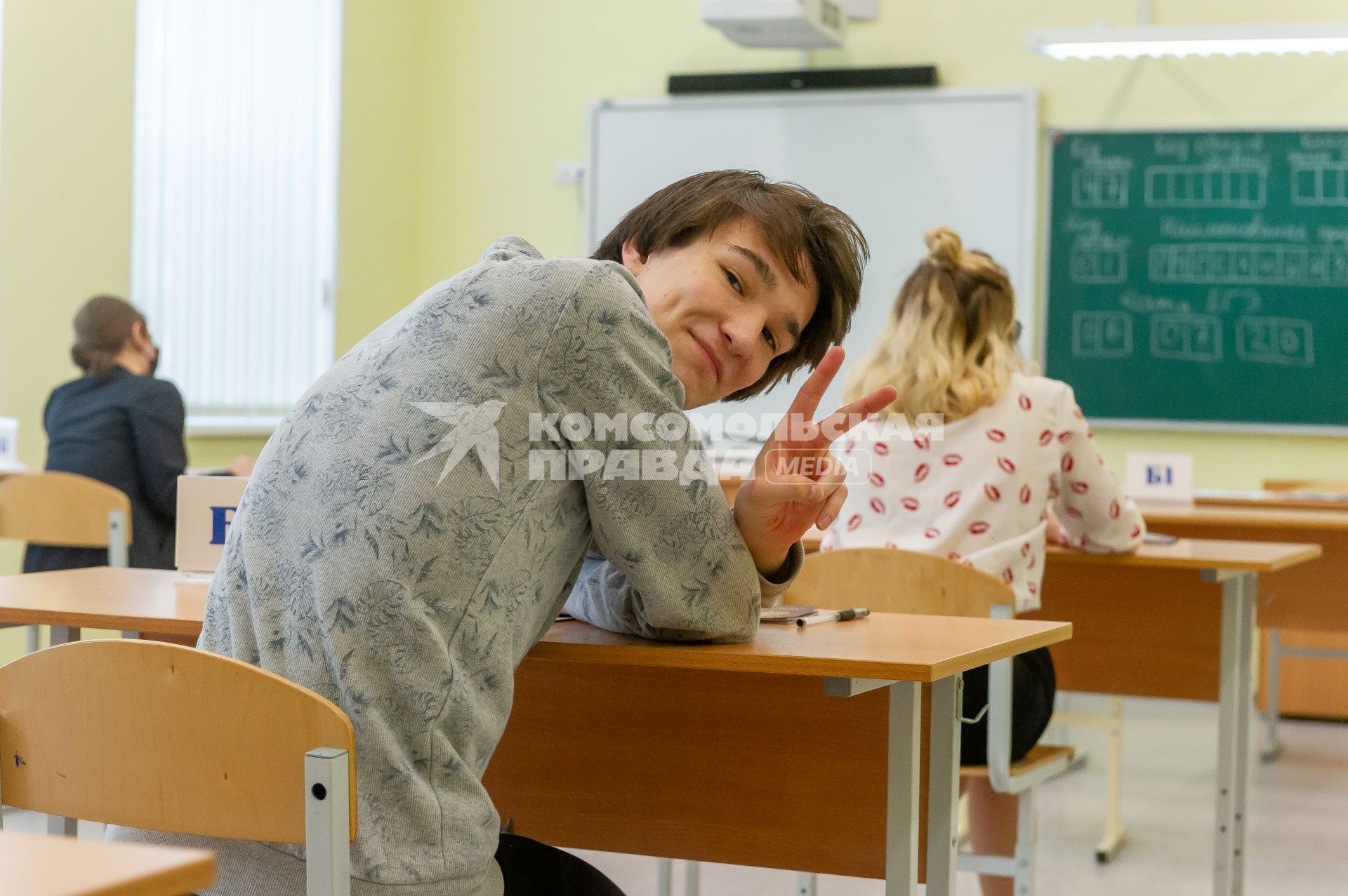 Санкт-Петербург.  Учащиеся во время единого государственного экзамена (ЕГЭ) по русскому языку.