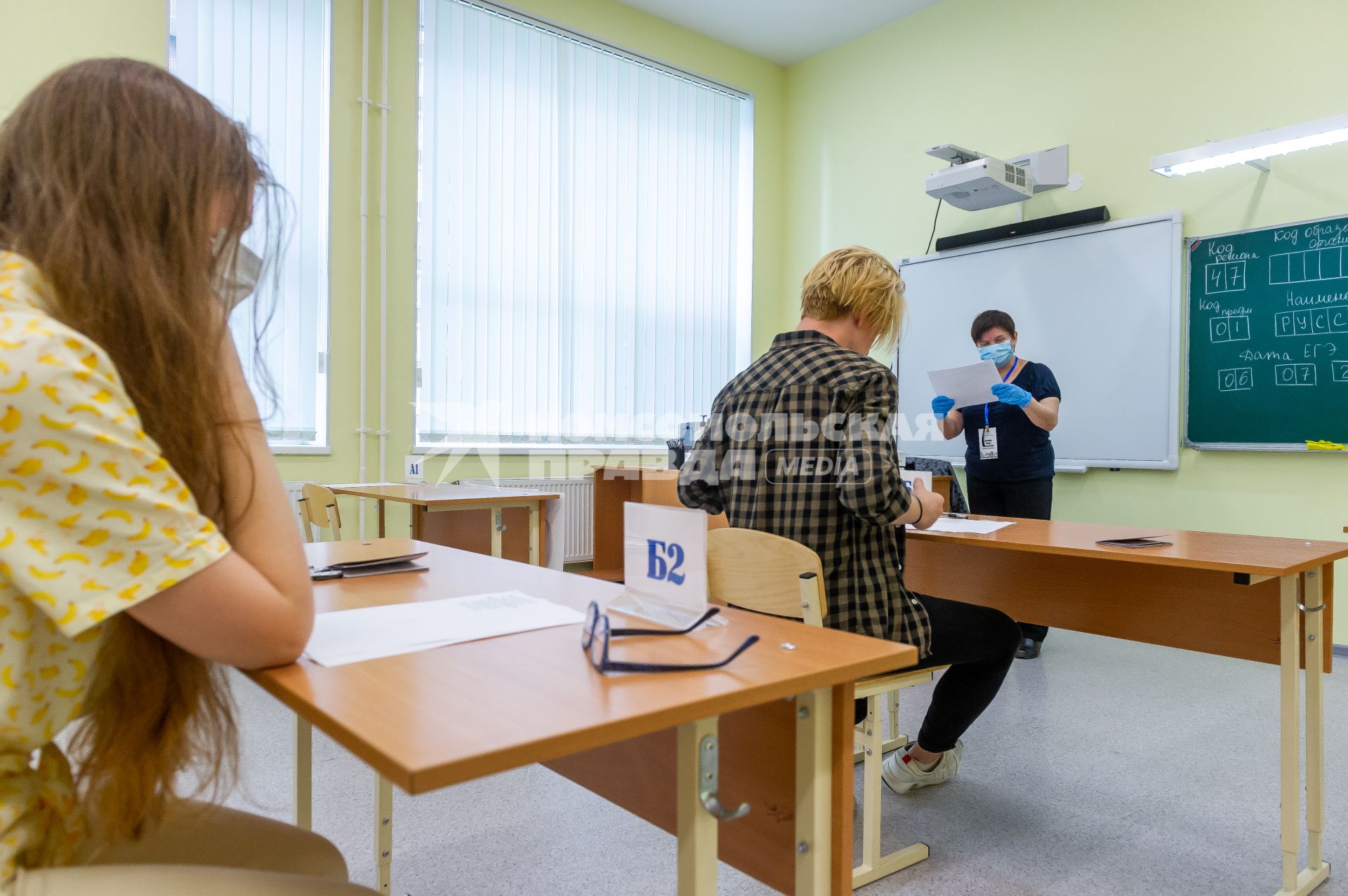 Санкт-Петербург.  Учащиеся во время единого государственного экзамена (ЕГЭ) по русскому языку.