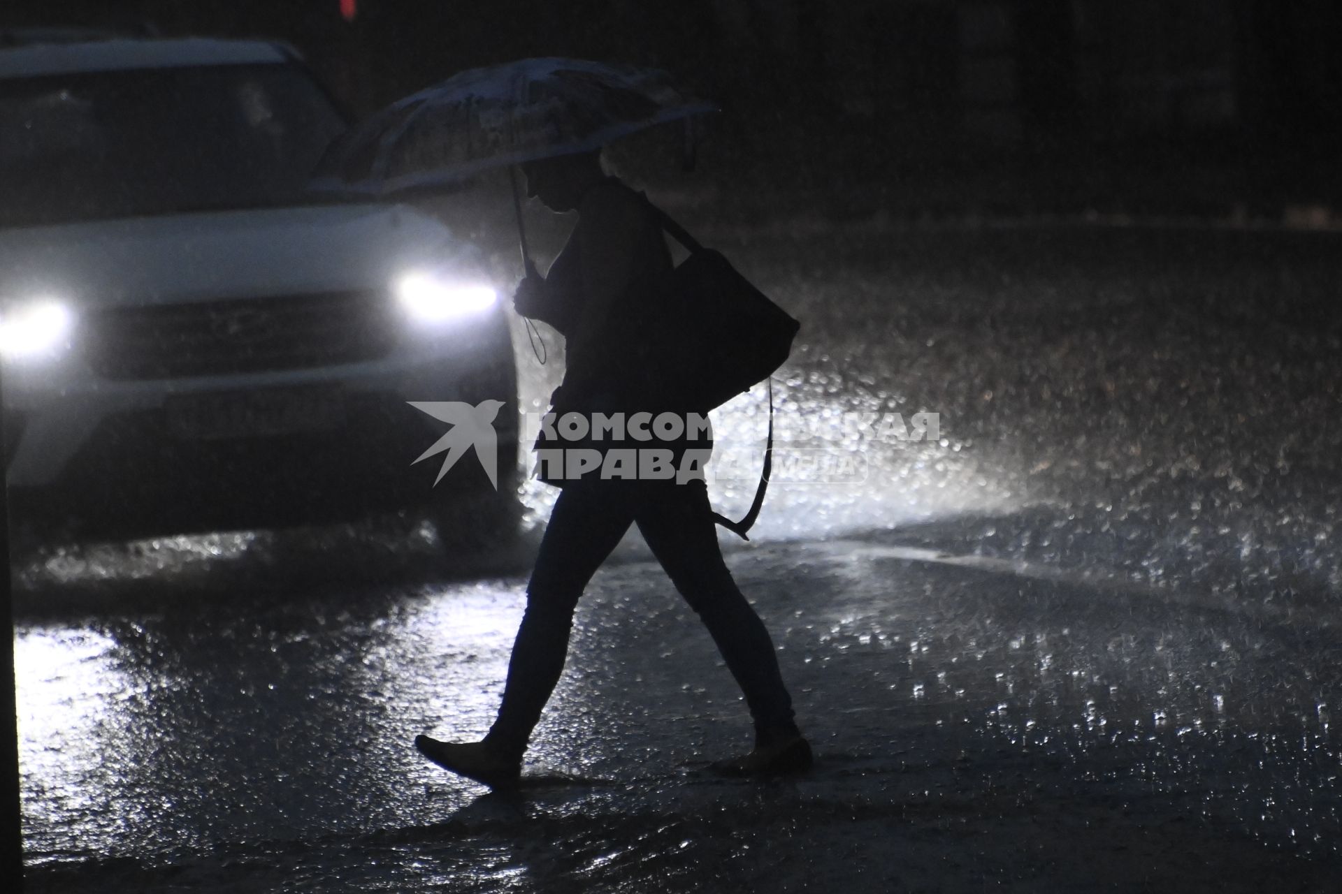 Москва.  Прохожий под зонтом.