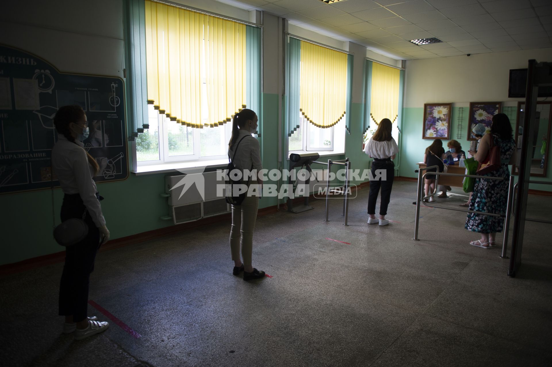 Екатеринбург. Школьники перед началом единого государственного экзамена (ЕГЭ) по русскому языку. Из-за эпидемии новой коронавирусной инфекции COVID-19 при проведении ЕГЭ приняты особые противоэпидемические меры