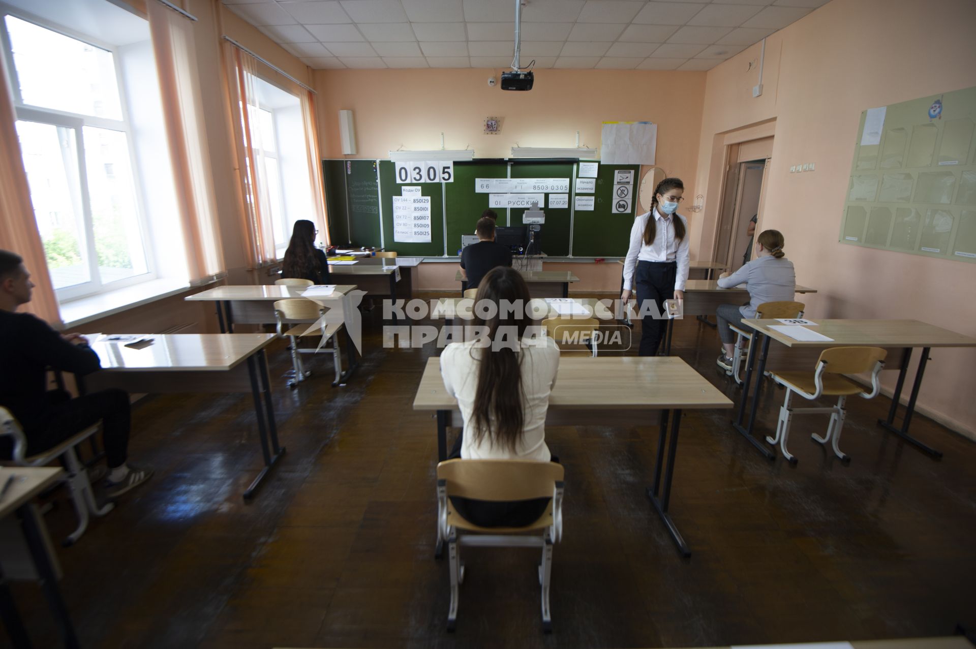 Екатеринбург. Школьники перед началом единого государственного экзамена (ЕГЭ) по русскому языку. Из-за эпидемии новой коронавирусной инфекции COVID-19 при проведении ЕГЭ приняты особые противоэпидемические меры