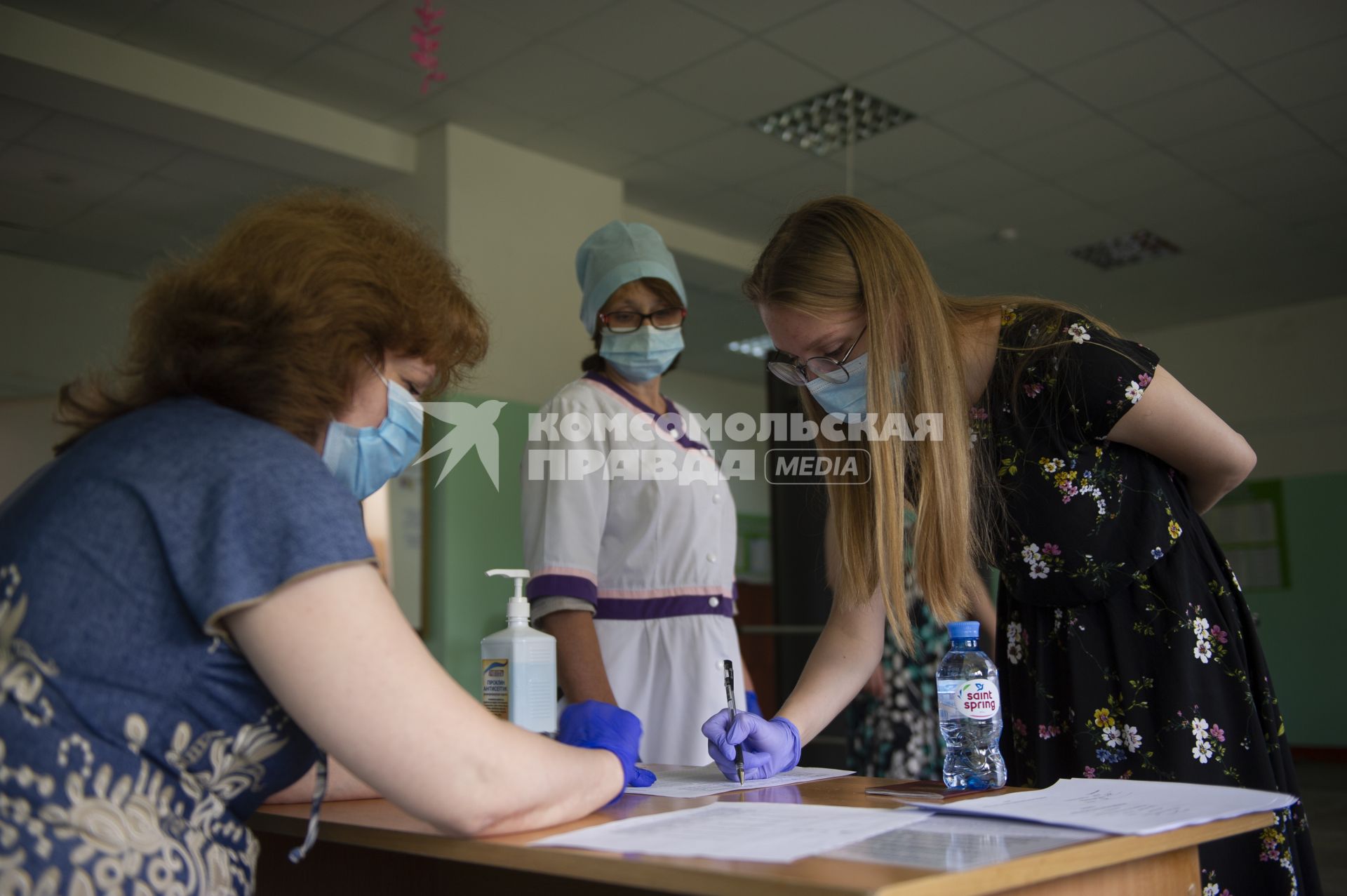 Екатеринбург. Школьники перед началом единого государственного экзамена (ЕГЭ) по русскому языку. Из-за эпидемии новой коронавирусной инфекции COVID-19 при проведении ЕГЭ приняты особые противоэпидемические меры