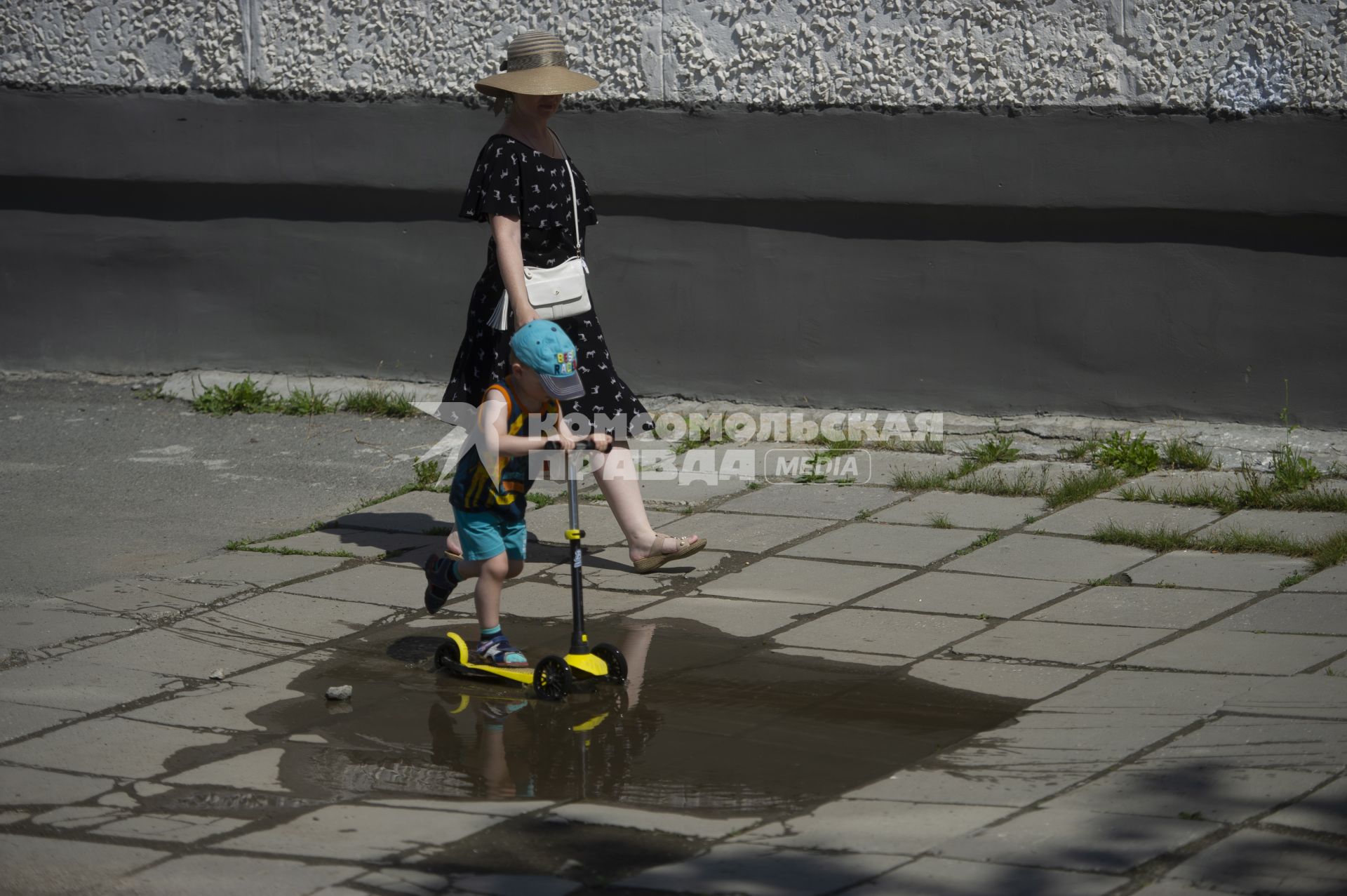 Свердловская область. Верхняя Пышма. Мама гуляет с ребенком