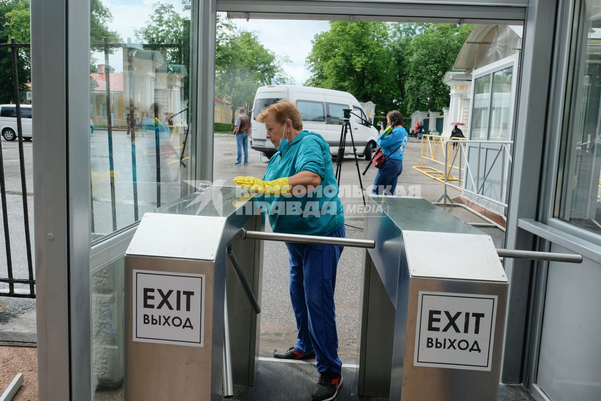 Петергоф. Благоустройство территории в Государственном музее-заповеднике  Петергоф накануне  открытия.