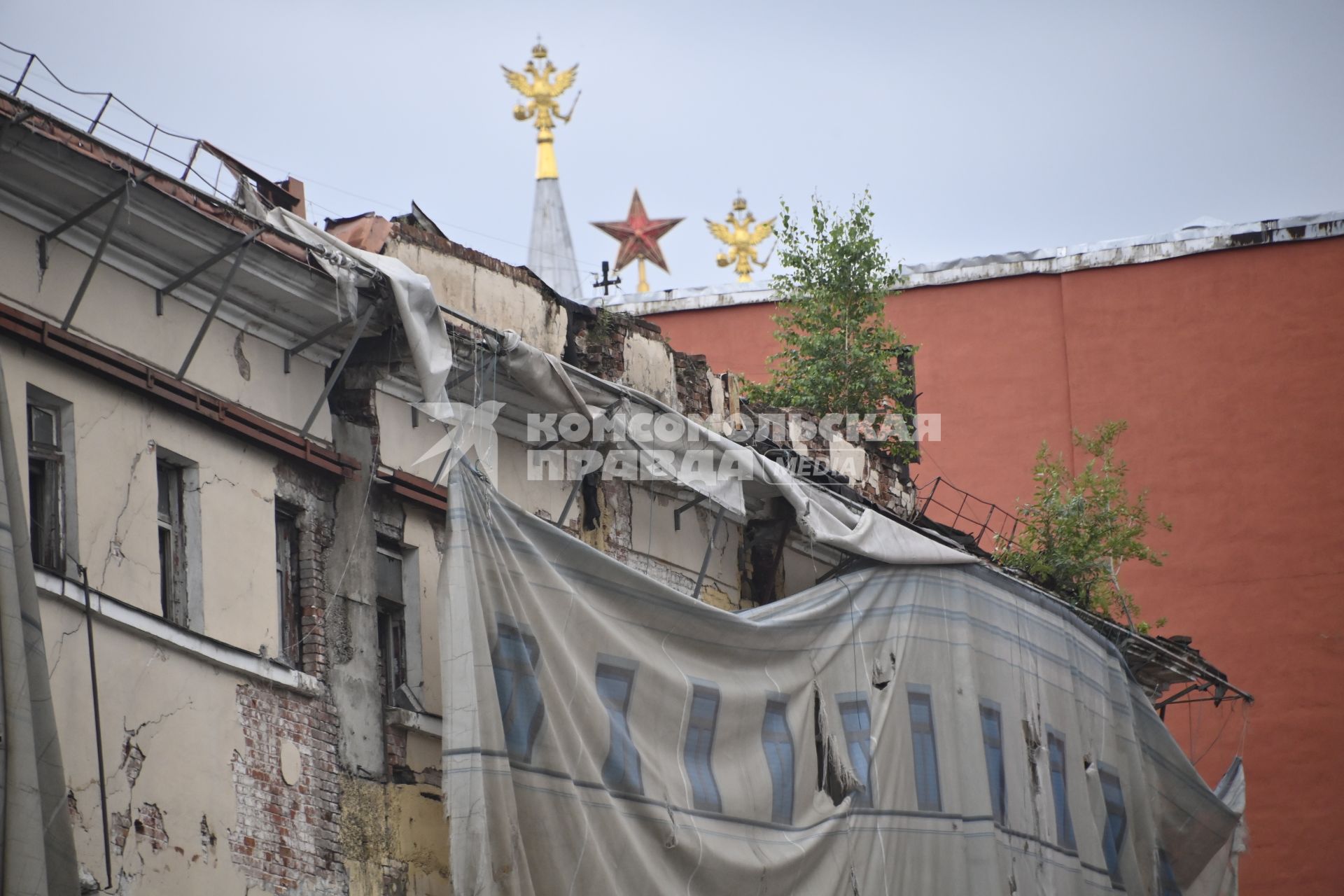 Москва. Разрушающийся дом на реконструкции.