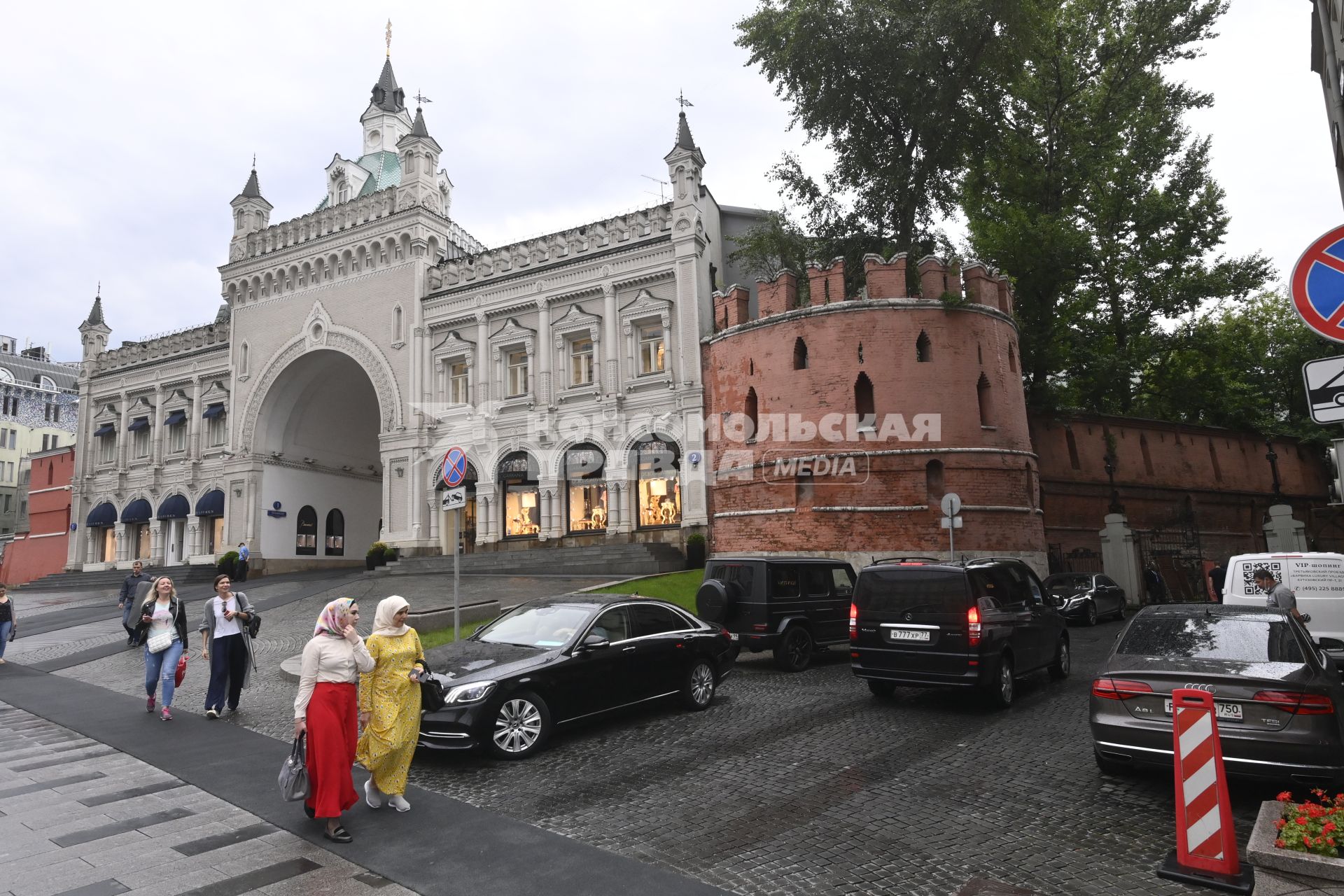 Москва.  Древняя башня Китайгородской стены между Метрополем и Троицкими воротами.