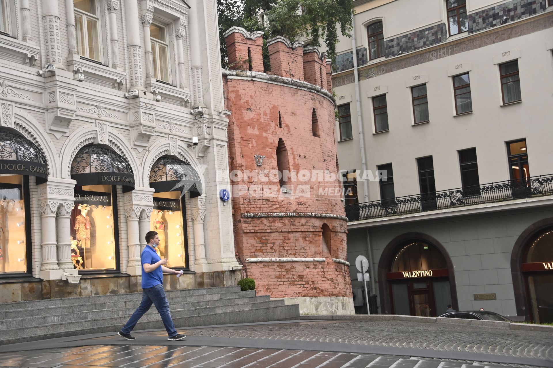 Москва.  Древняя башня Китайгородской стены между Метрополем и Троицкими воротами.