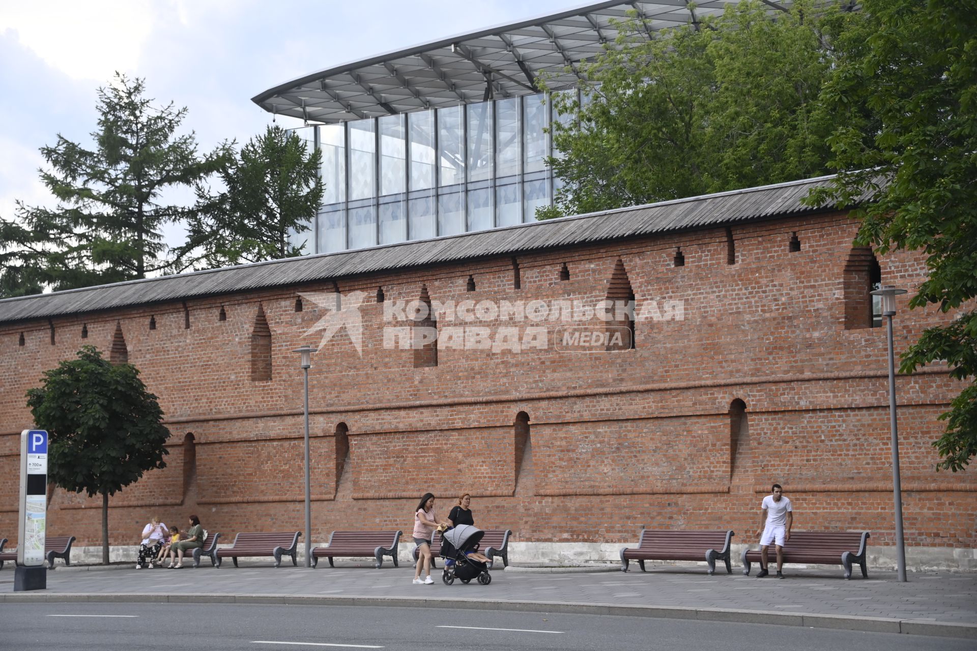 Москва. Вид на Китайгородскую стену в Китайгородском проезде.