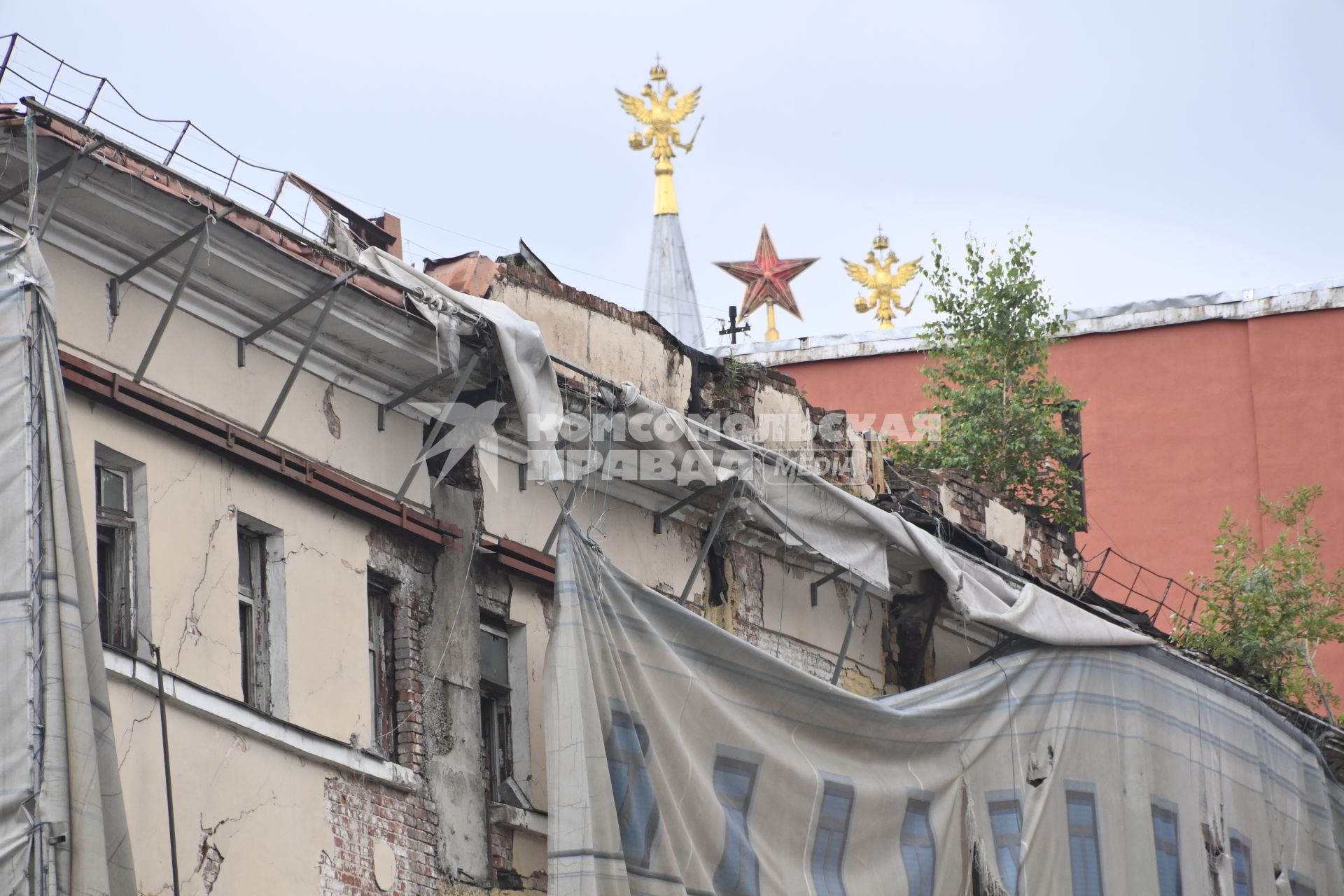 Москва. Разрушающийся дом на реконструкции.