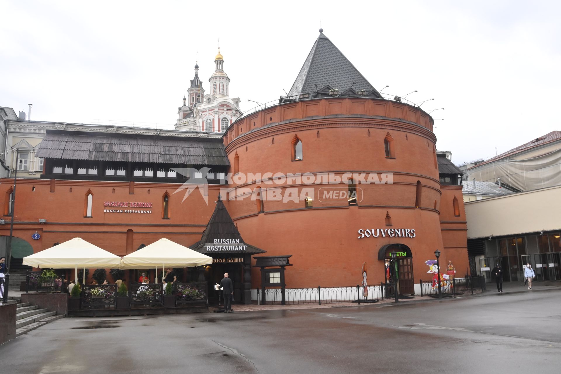 Москва. Отреставрированная башня Китайгородской стены на площади Революции.