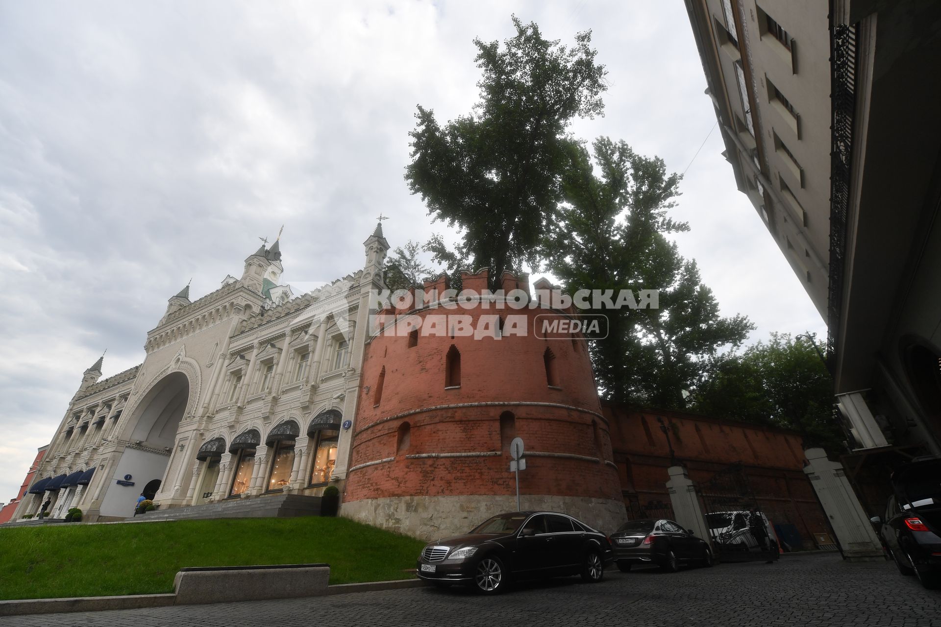 Москва.  Древняя башня Китайгородской стены между Метрополем и Троицкими воротами.