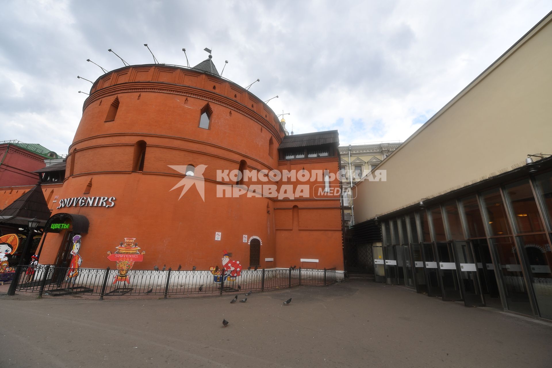 Москва. Отреставрированная башня Китайгородской стены на площади Революции.