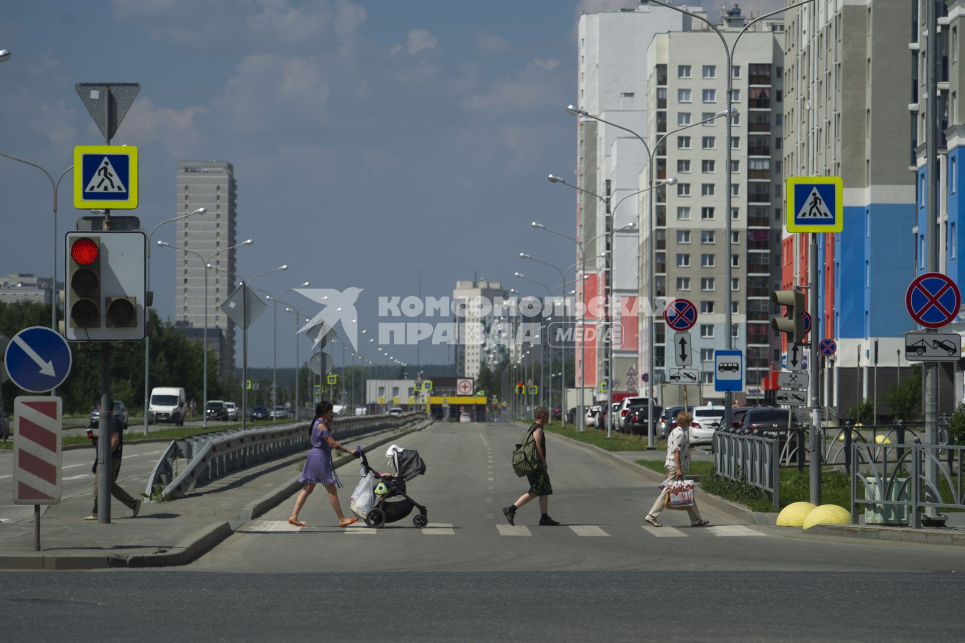 Екатеринбург. Новый жилой район \'Академический\'. Люди на пешеходном переходе