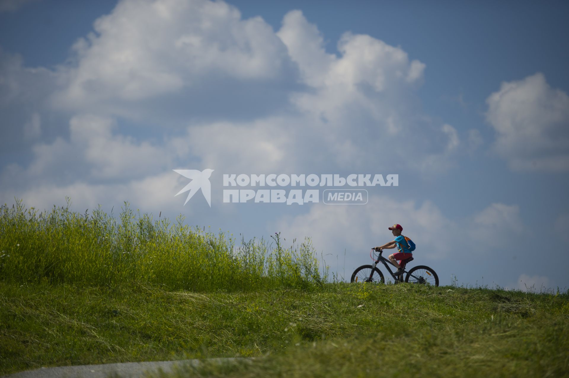 Екатеринбург. Ребенок катается на велосипеде в поле