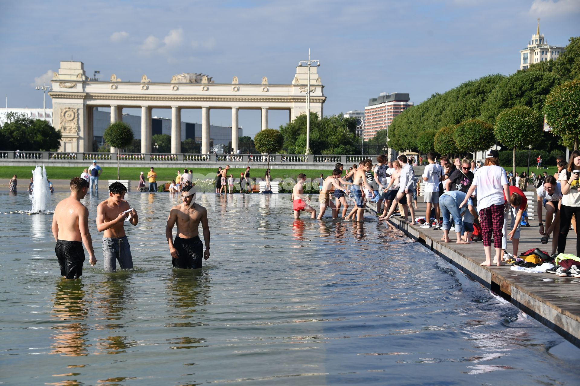 Москва. Люди купаются в фонтане  в Парке Горького.