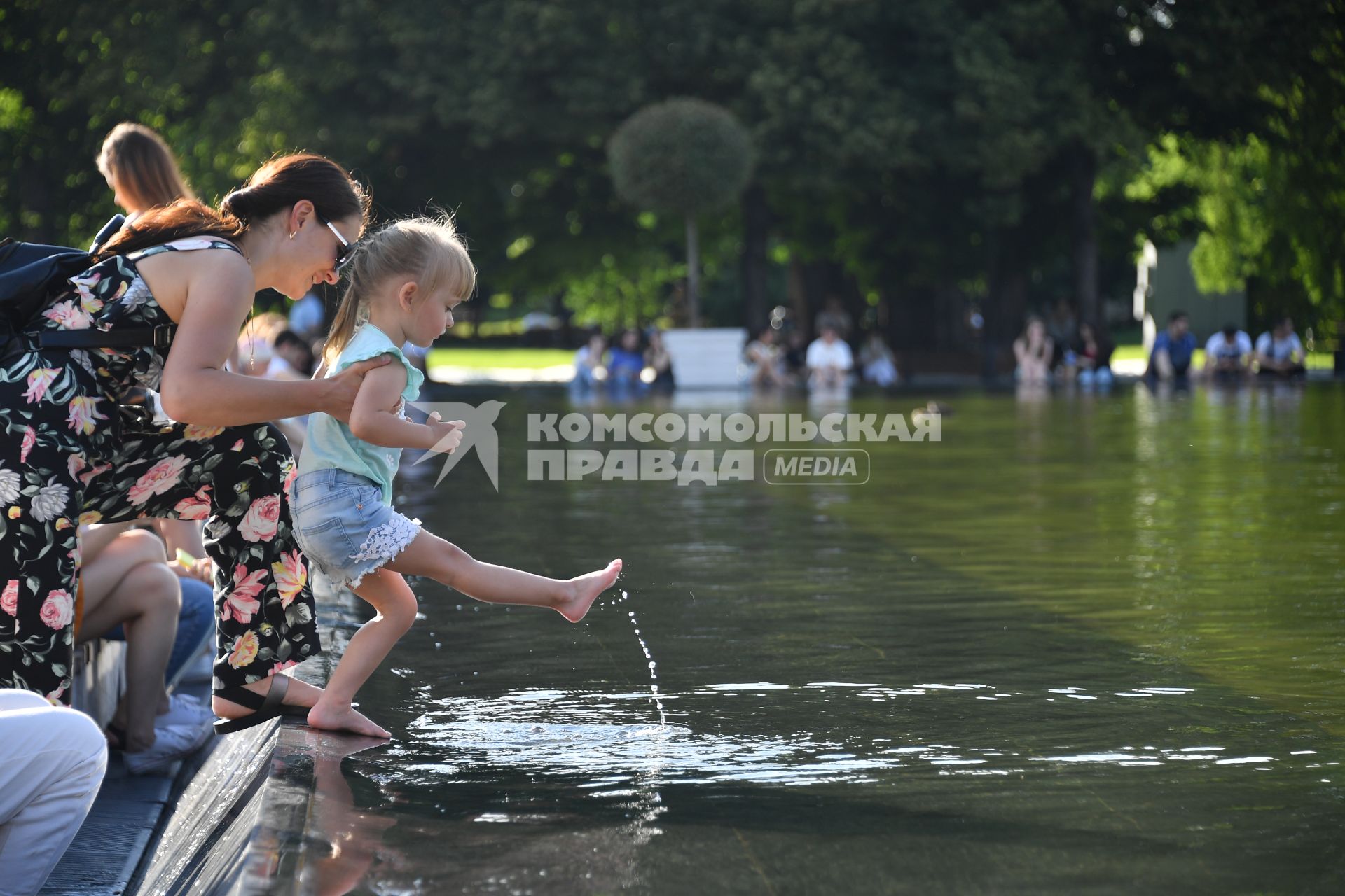 Москва.  Женщина с ребенком у фонтана  в Парке Горького.