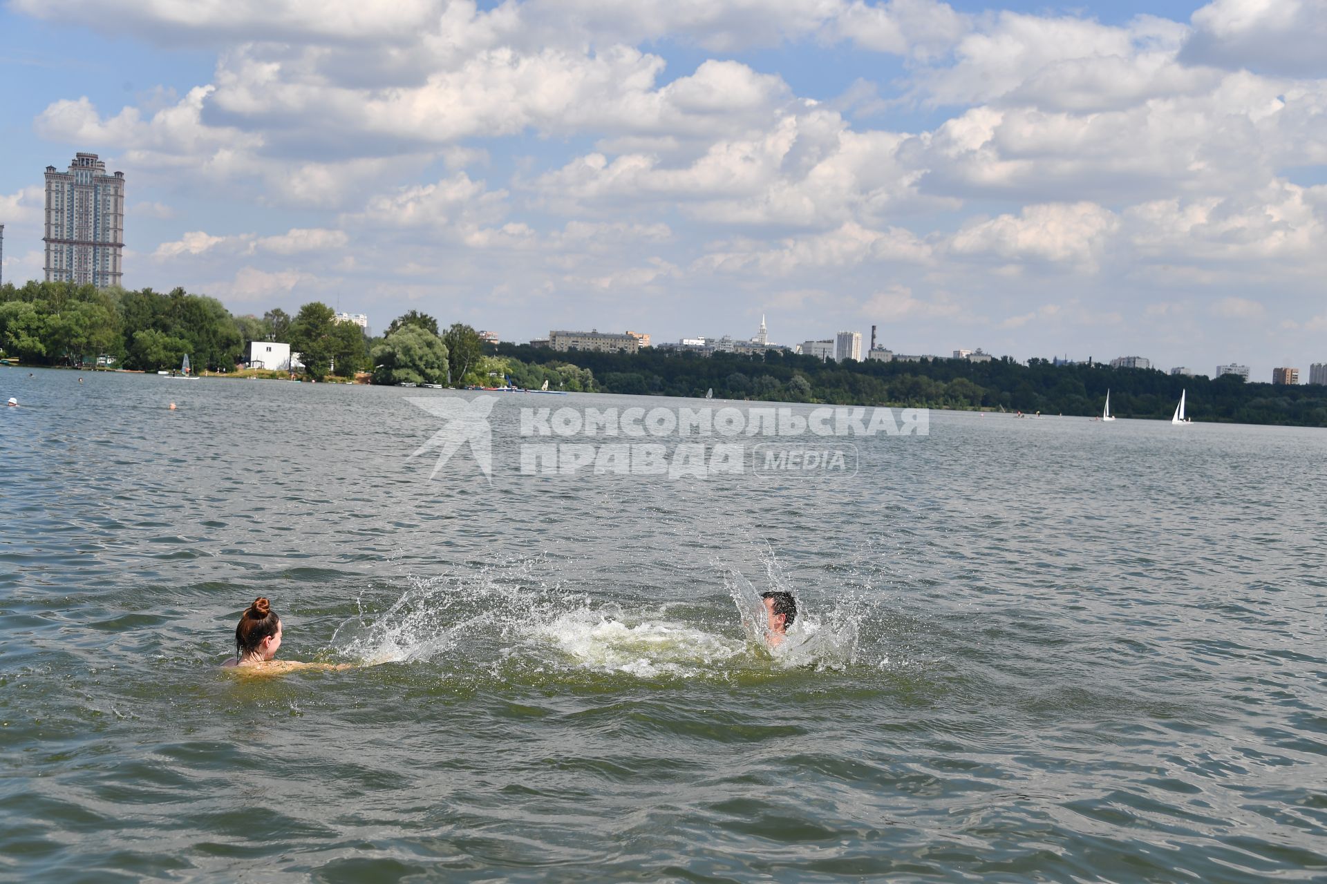 Москва. Отдыхающие в зоне отдыха в районе Строгино.