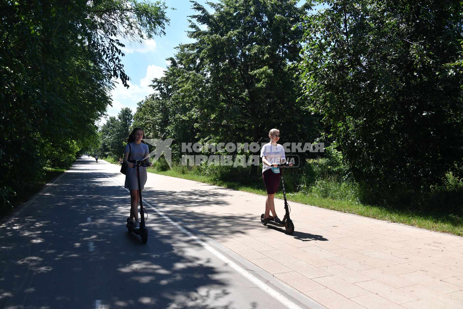 Москва. Девушки на самокатах в районе Строгино.