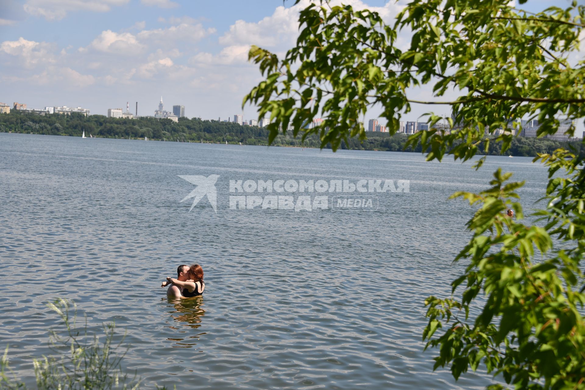 Москва. Отдыхающие купаются  в Москве реке в районе Строгино.