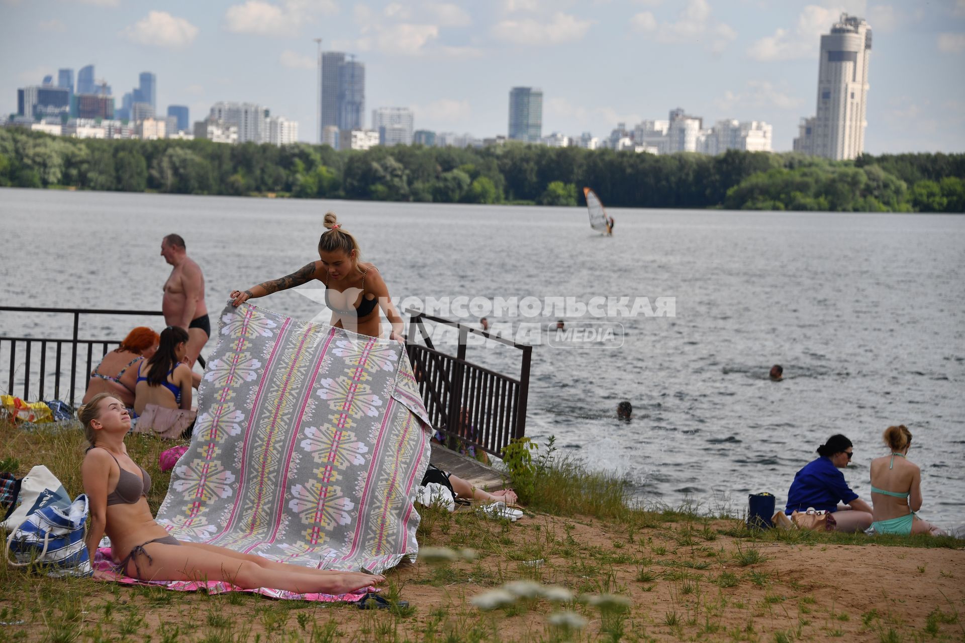 Москва. Отдыхающие в зоне отдыха в районе Строгино.