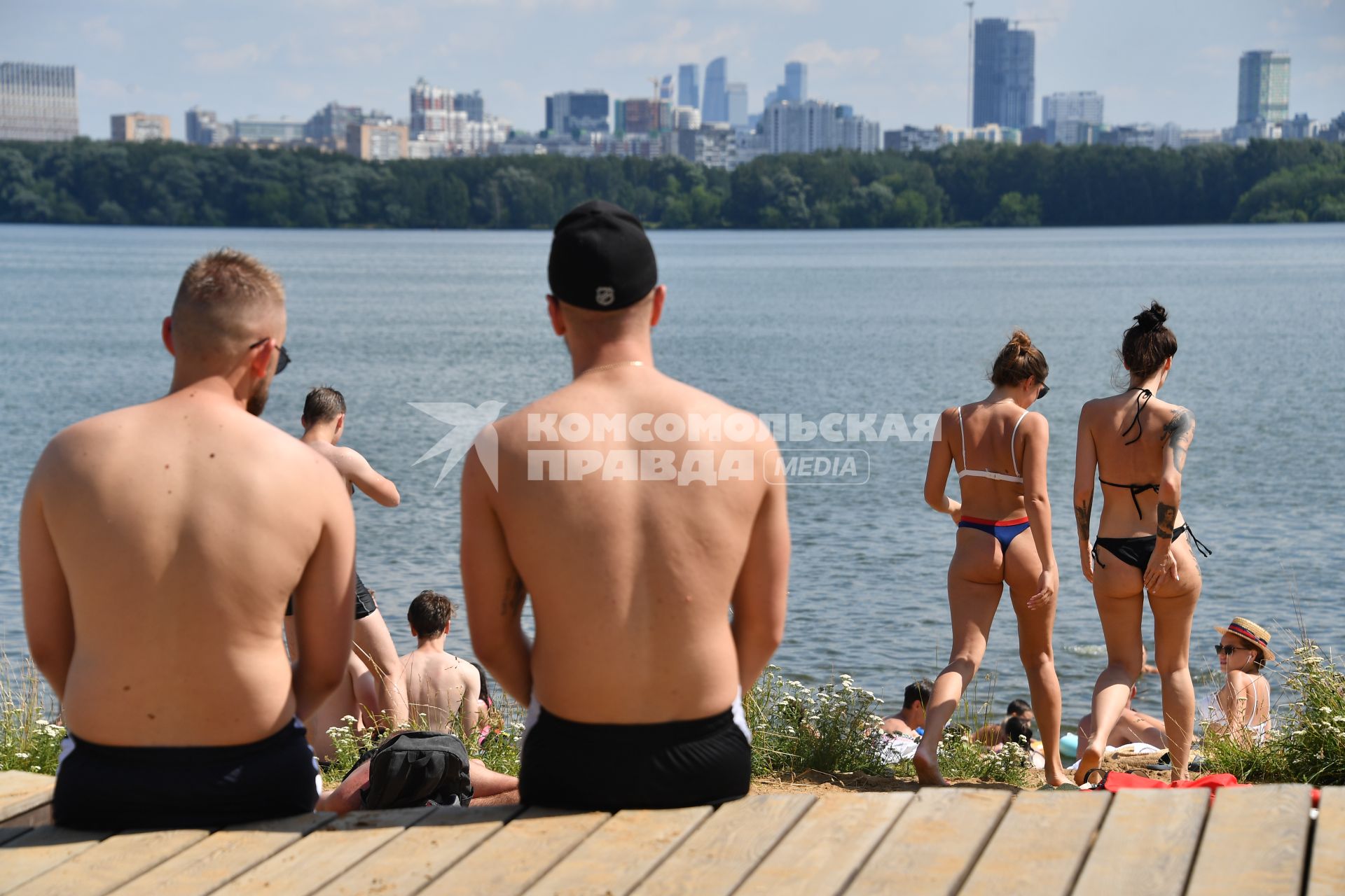 Москва. Отдыхающие в зоне отдыха в районе Строгино.