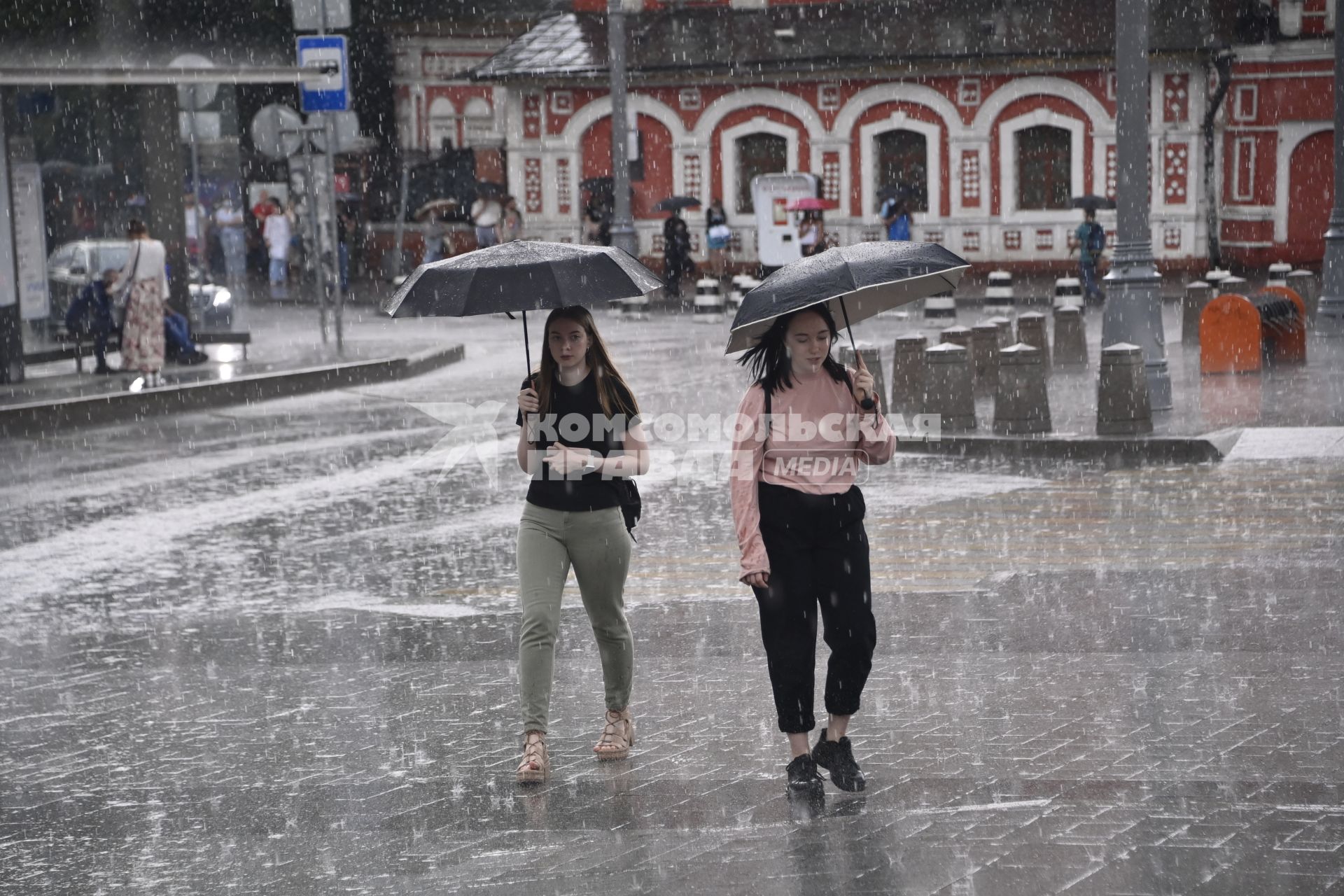 Москва. Девушки под зонтом.