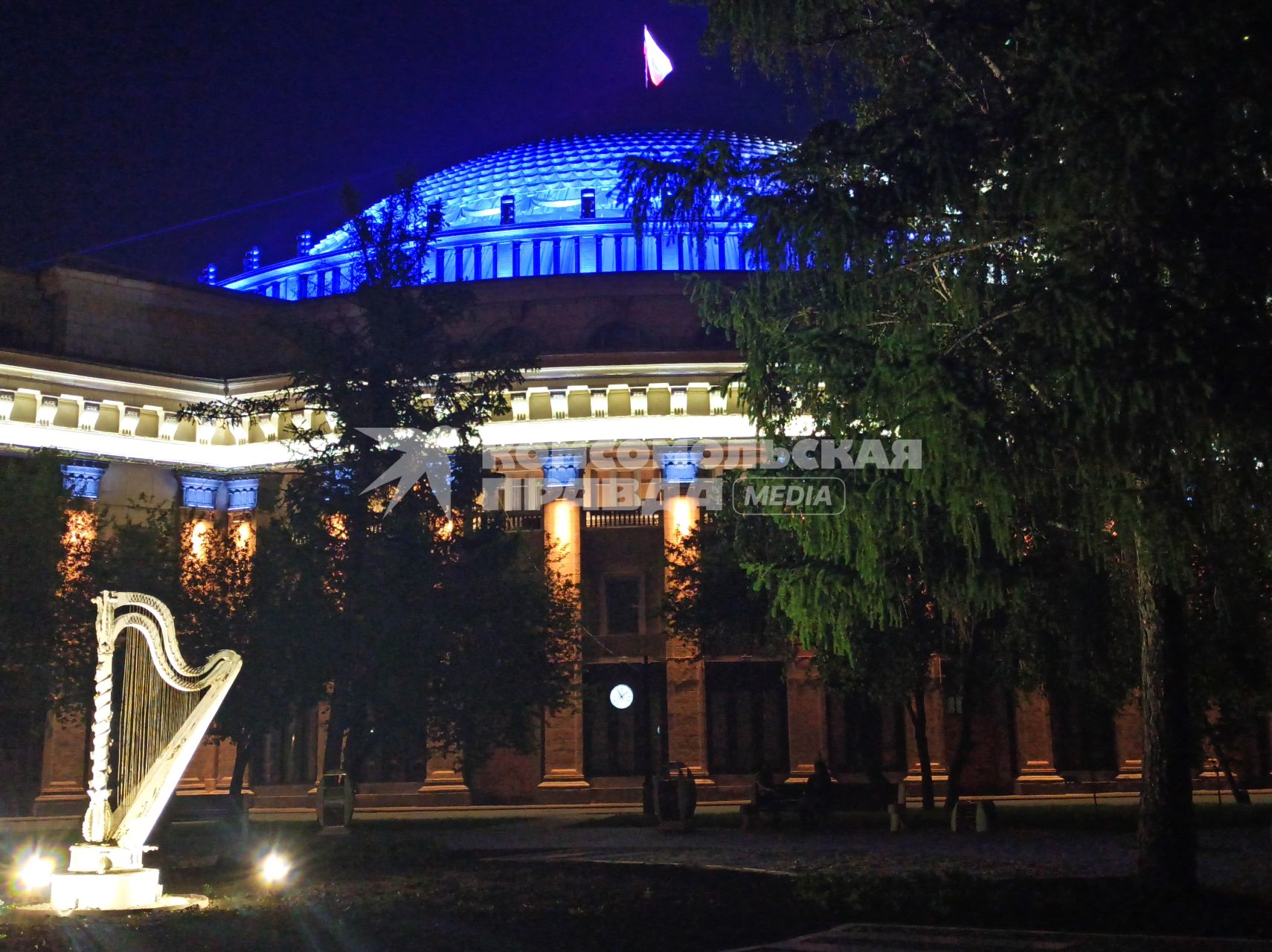 Новосибирск. Вечерняя подсветка оперного театра.