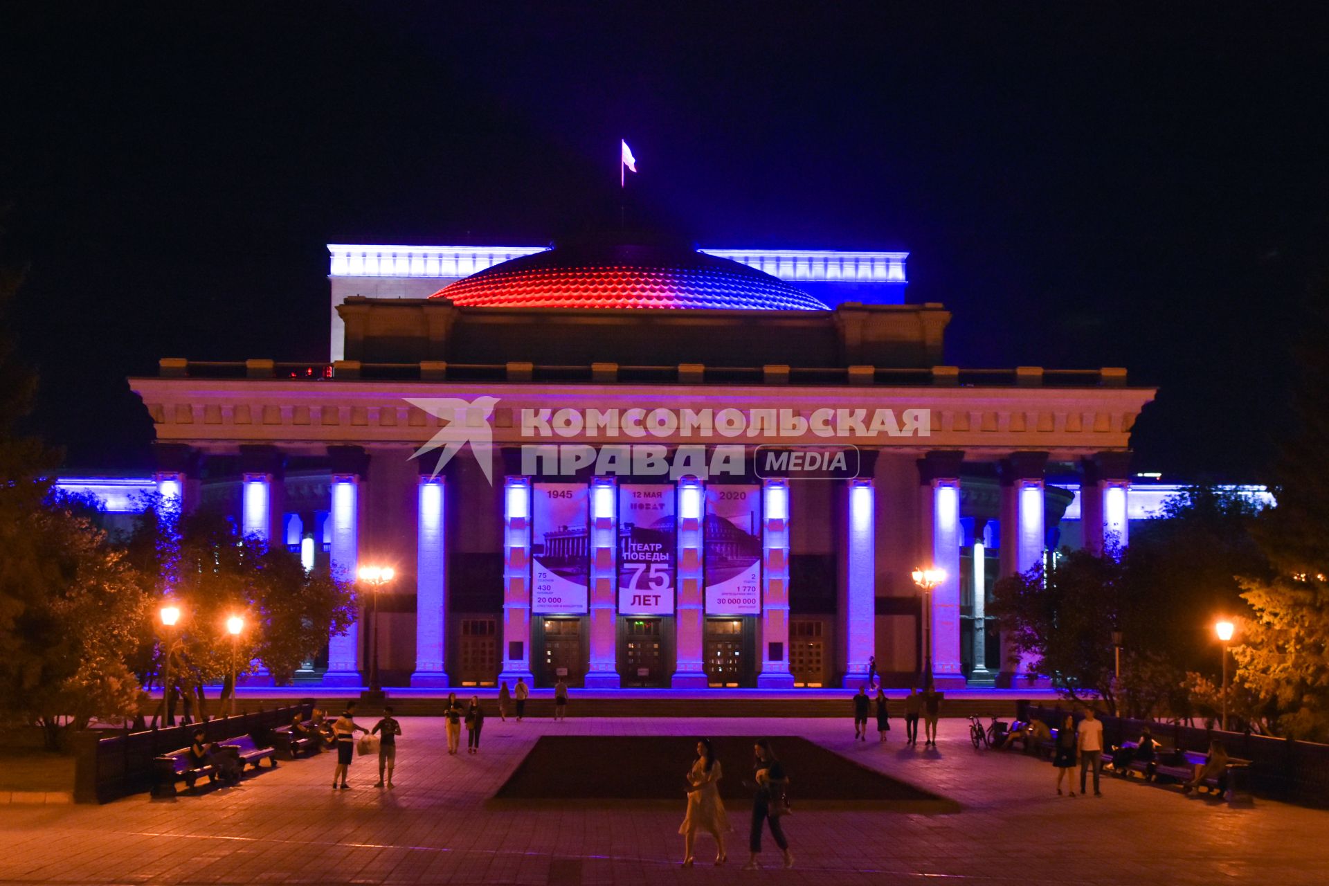 Новосибирск. Вечерняя подсветка оперного театра.