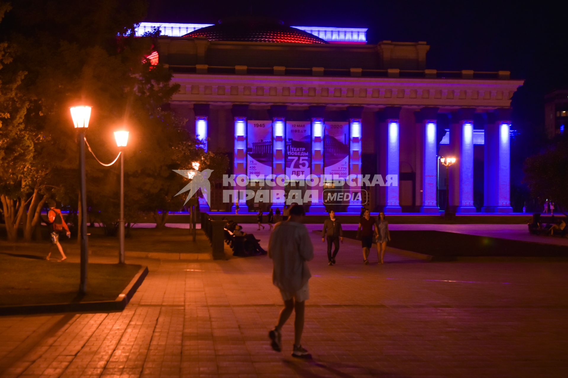 Новосибирск. Вечерняя подсветка оперного театра.