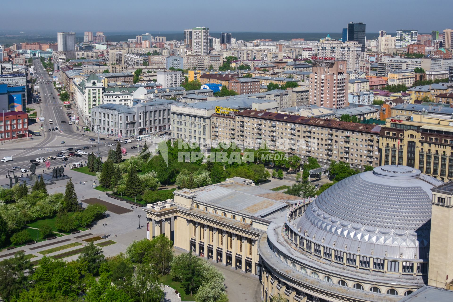 Новосибирск. Вид сверху на оперный театр.