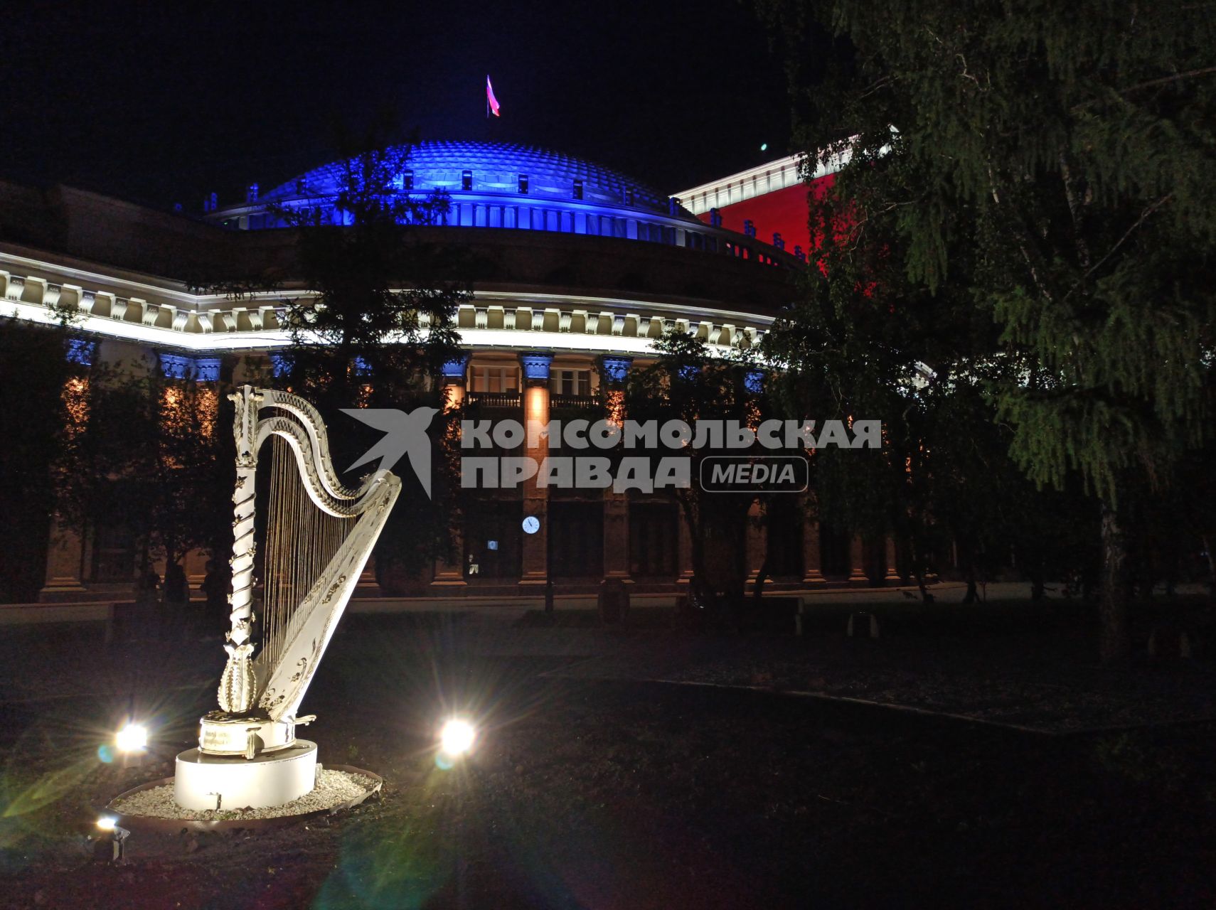 Новосибирск. Вечерняя подсветка оперного театра.