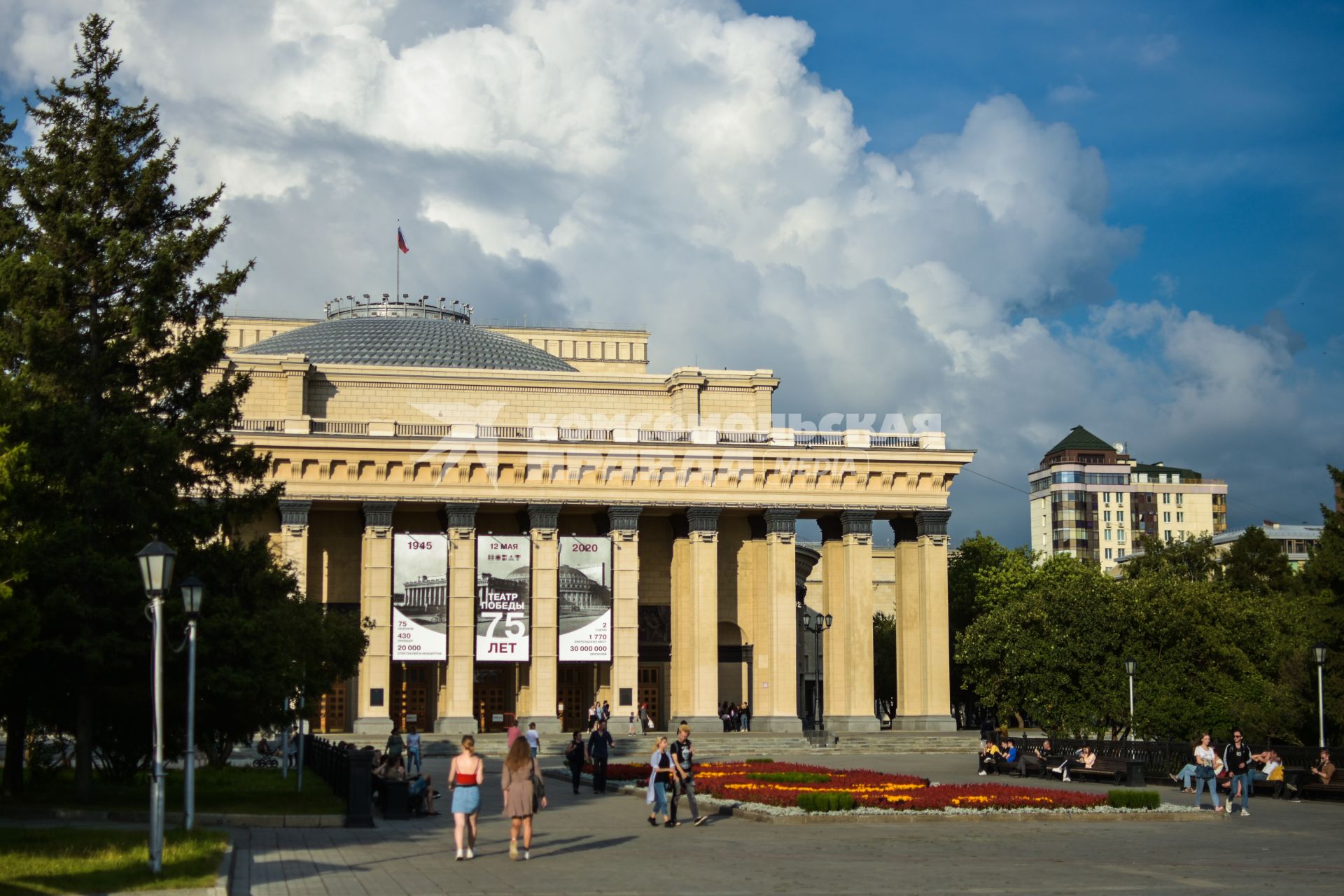 Новосибирск. Вид на оперный театр.