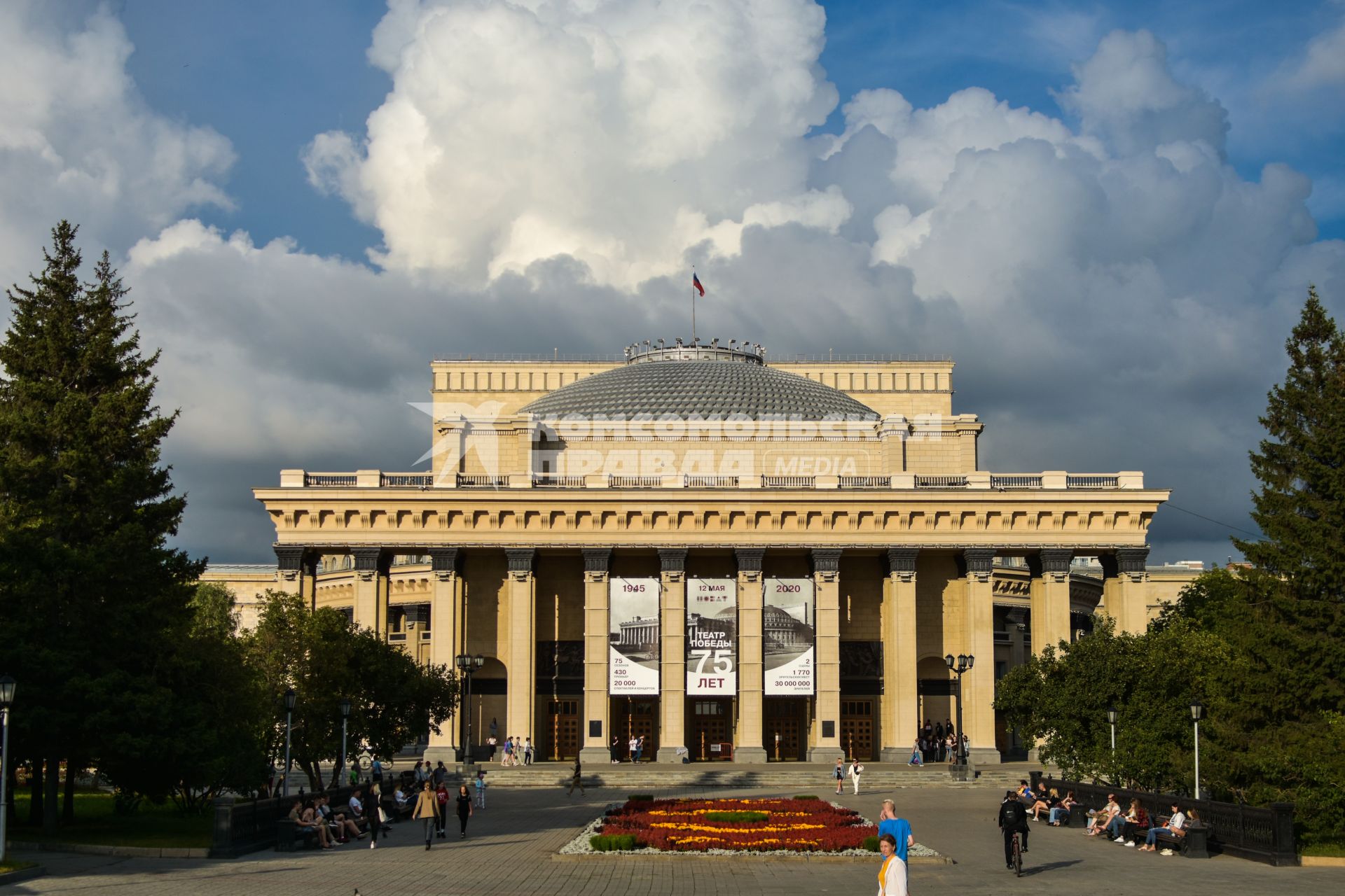 Новосибирск. Вид на оперный театр.