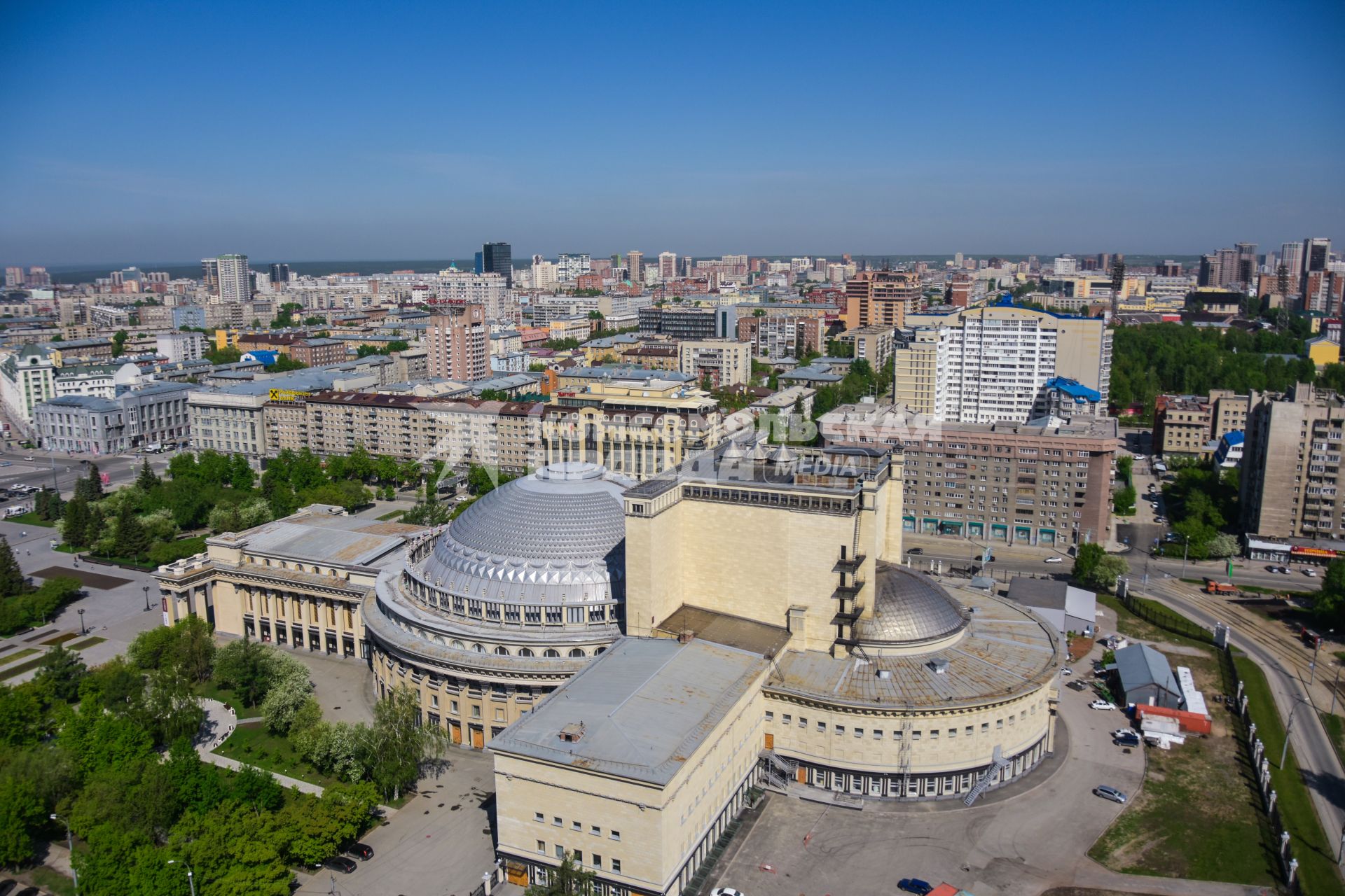 Новосибирск. Вид сверху на оперный театр.