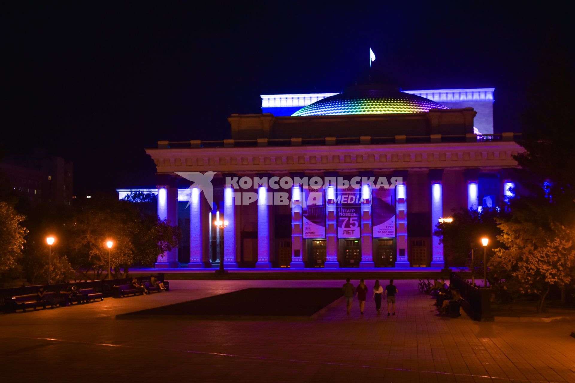 Новосибирск. Вечерняя подсветка оперного театра.