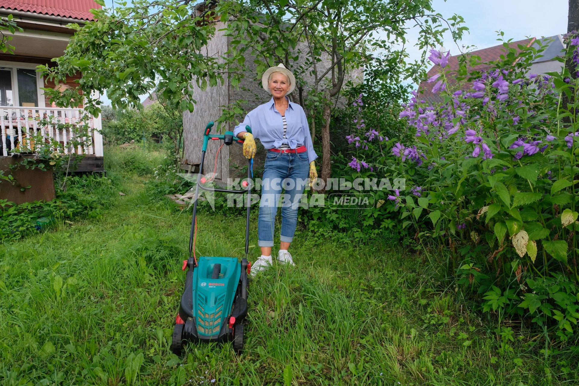 Санкт-Петербург. Женщина пенсионного возраста на даче.