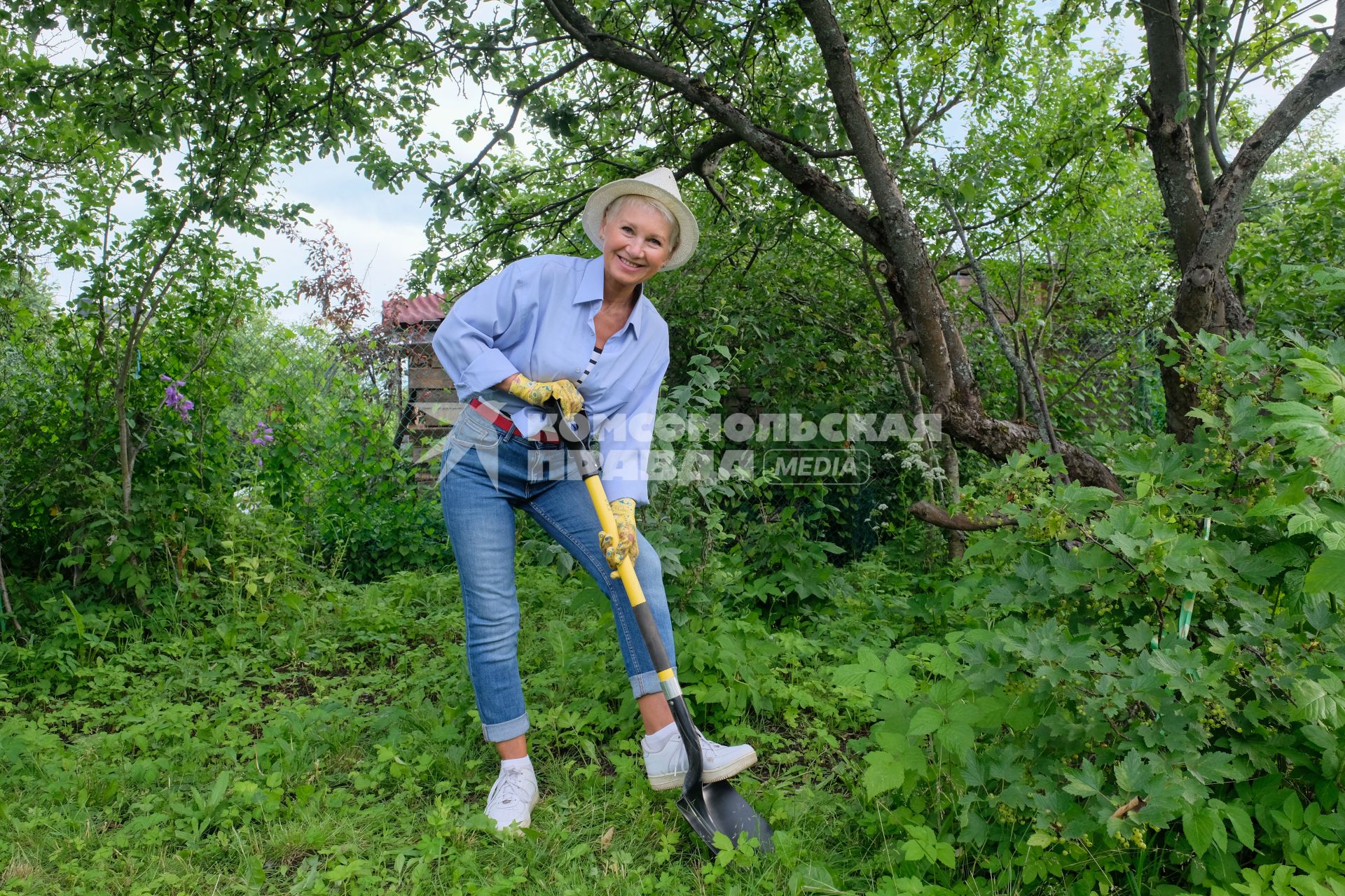 Санкт-Петербург. Женщина пенсионного возраста на даче.