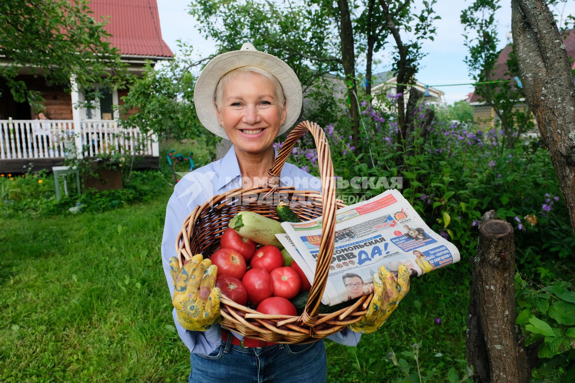 Санкт-Петербург. Женщина пенсионного возраста на даче.