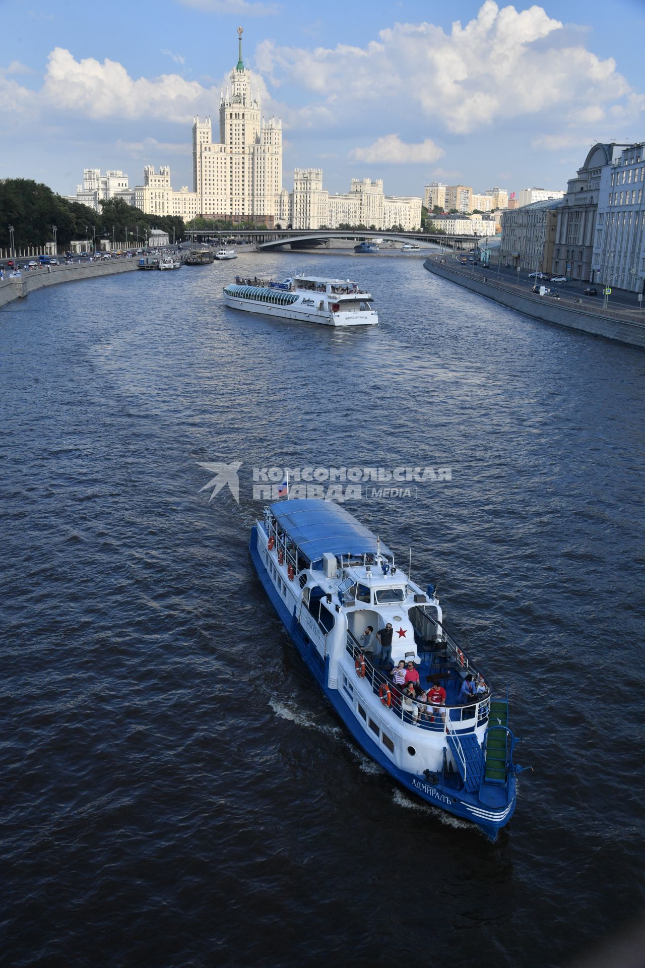 Москва. Прогулочный теплоход на Москва-реке.