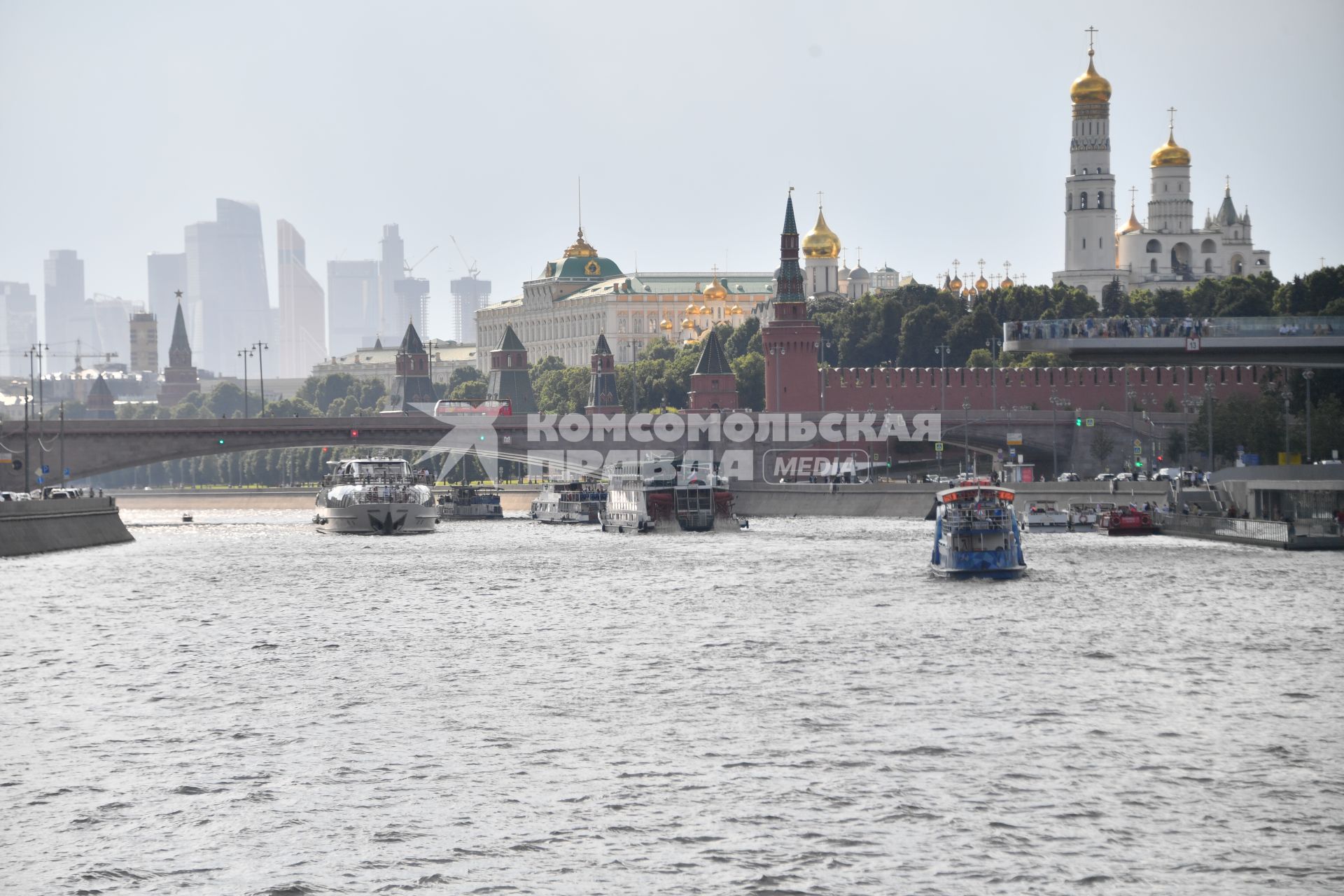 Москва. Прогулочный теплоход на Москва-реке.