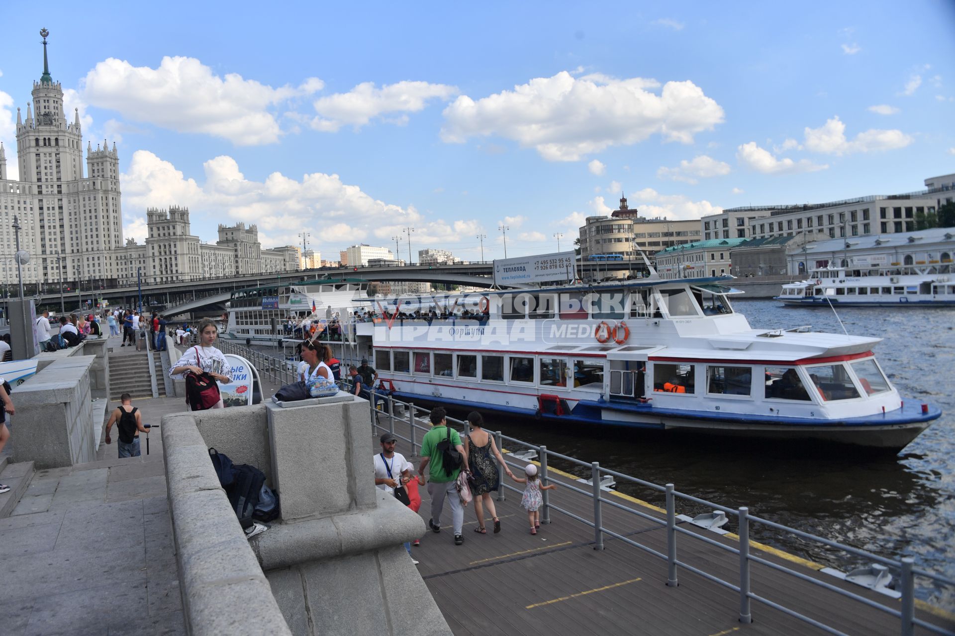 Москва. Прогулочный теплоход на Москворецкой набережной.