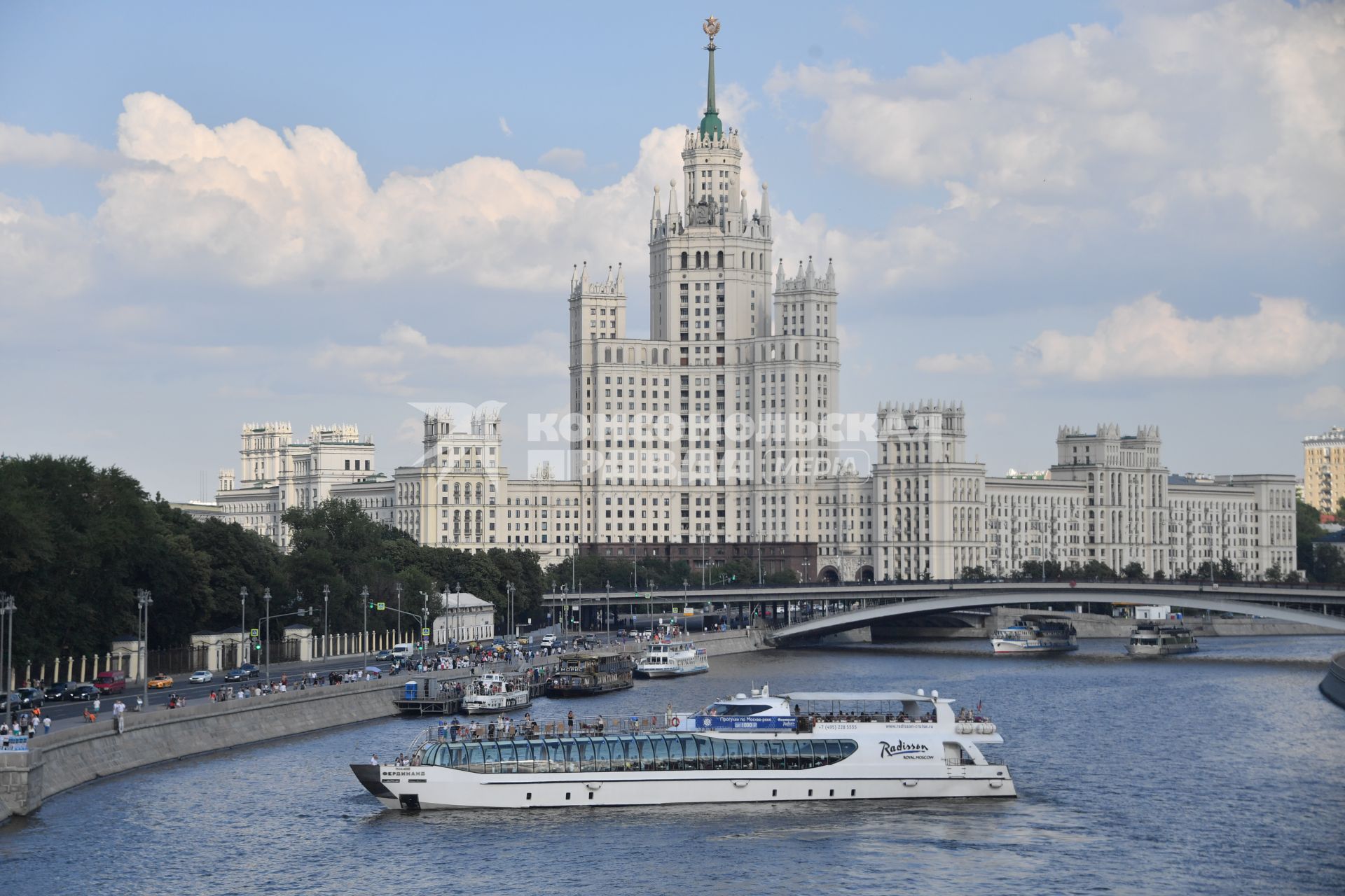 Москва. Прогулочный теплоход на Москва-реке.