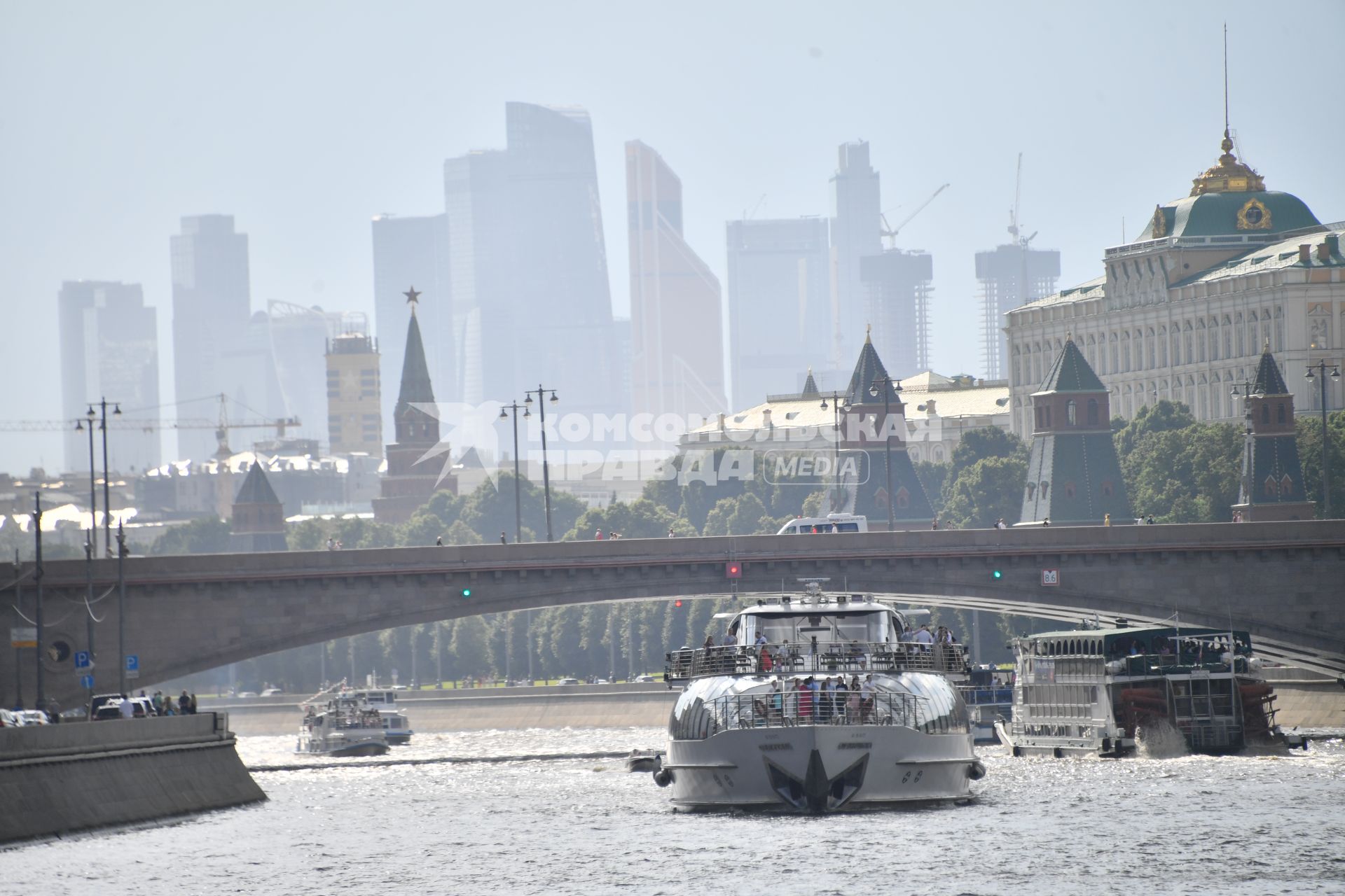 Москва. Прогулочный теплоход на Москва-реке.